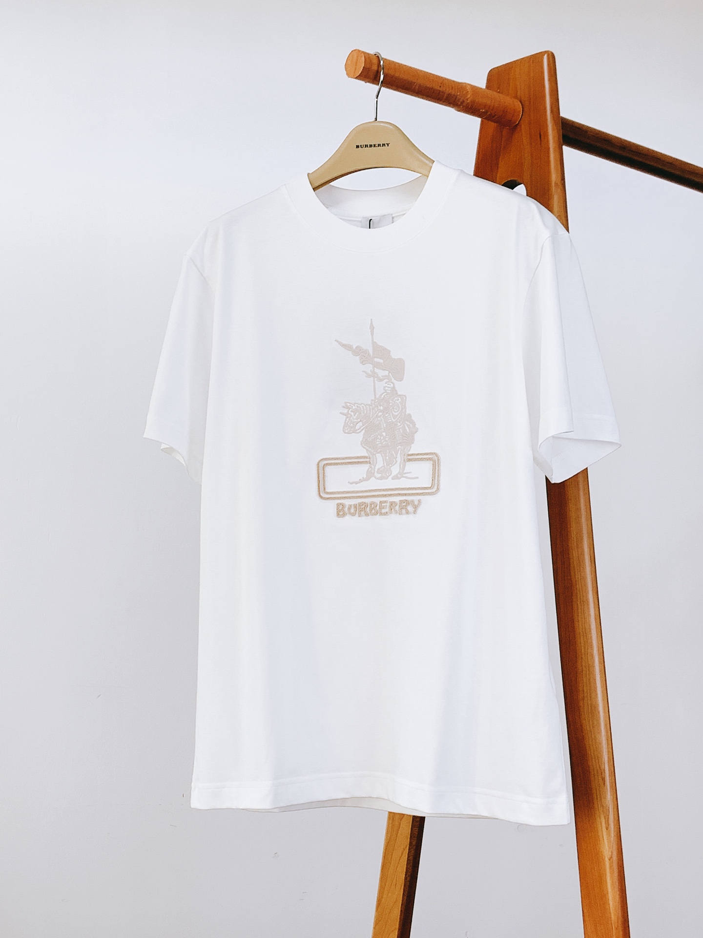 
Burberry 巴宝莉 2025SS春夏新品
经典骑士刺绣T恤，细节尽显英伦格调

胸前骑士刺绣太绝