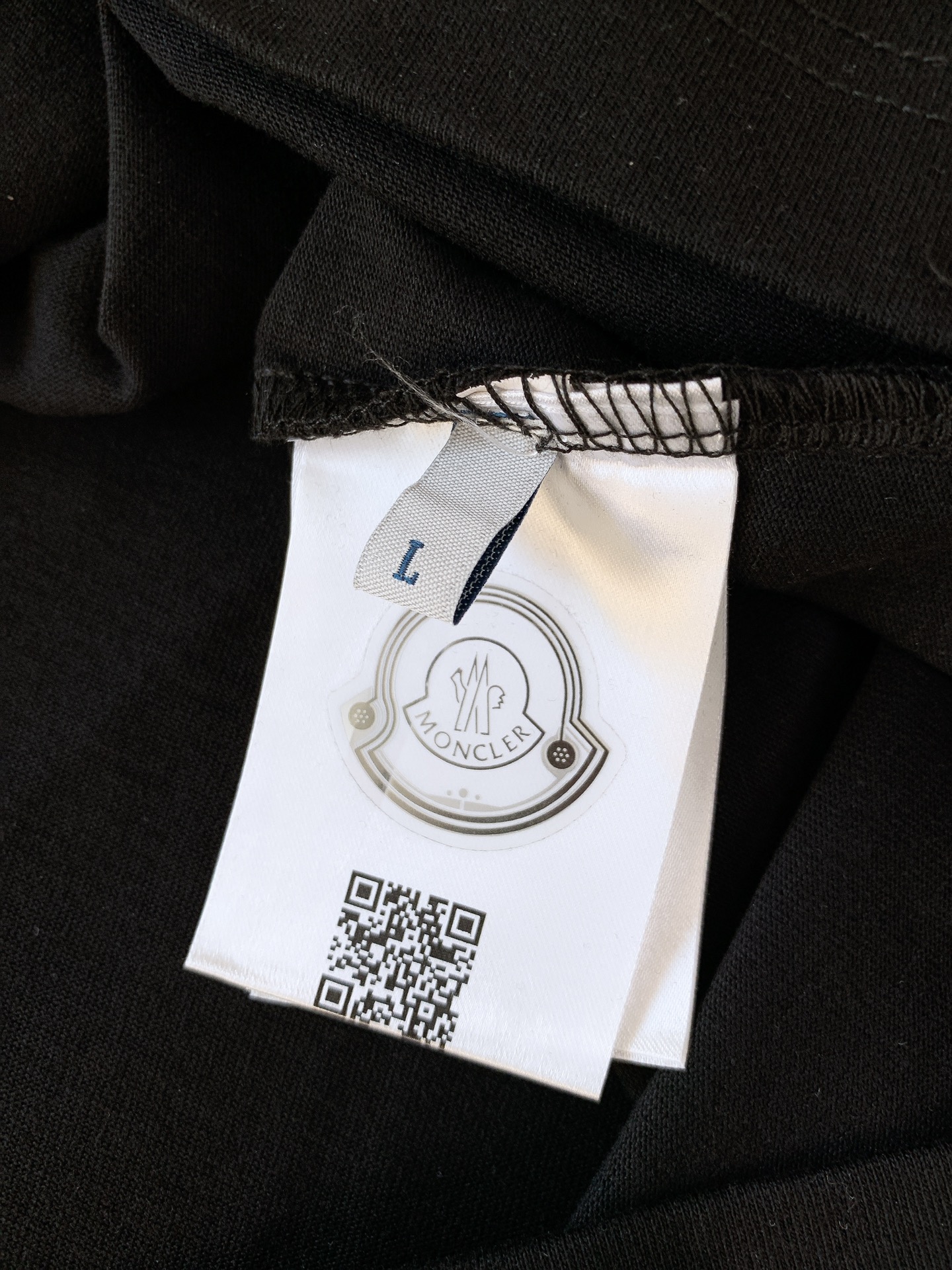 
Moncler 蒙口 2025SS春夏新品
珠片刺绣T恤。经典纯底色，简约却自带气场~

胸前珠片字母