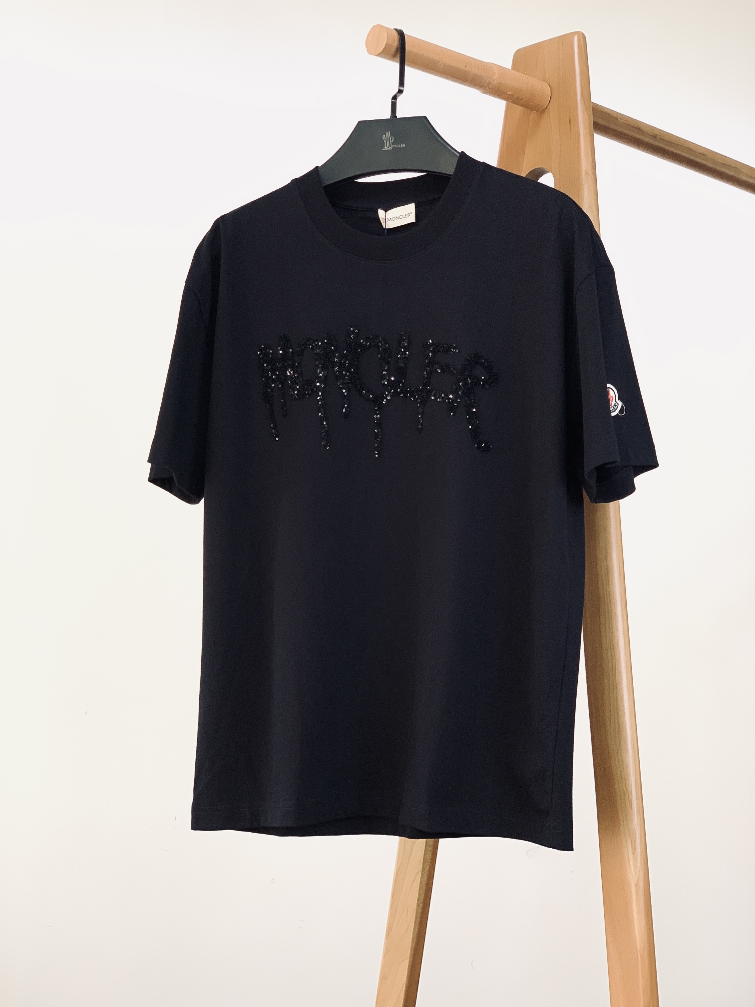 
Moncler 蒙口 2025SS春夏新品
珠片刺绣T恤。经典纯底色，简约却自带气场~

胸前珠片字母