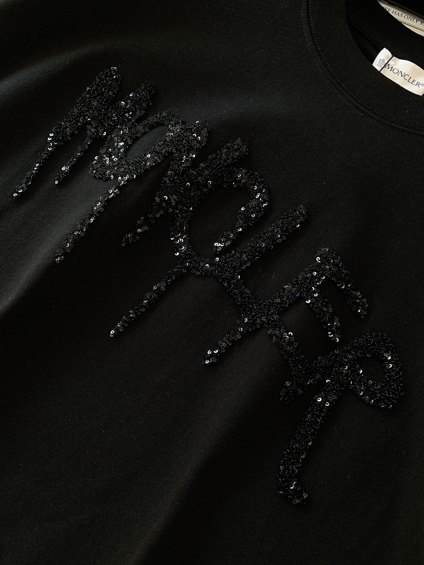 
Moncler 蒙口 2025SS春夏新品
珠片刺绣T恤。经典纯底色，简约却自带气场~

胸前珠片字母