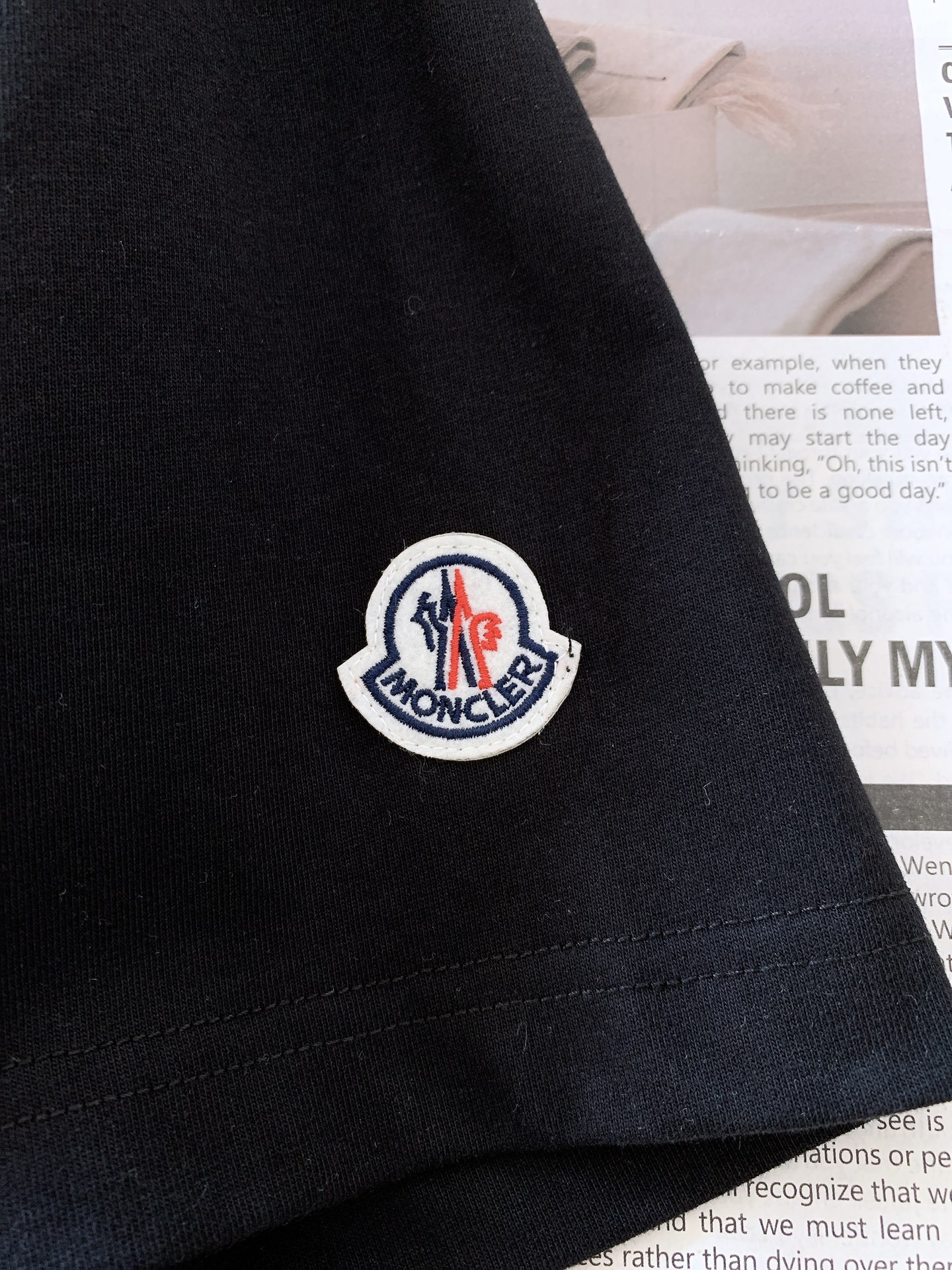 
Moncler 蒙口 2025SS春夏新品
珠片刺绣T恤。经典纯底色，简约却自带气场~

胸前珠片字母