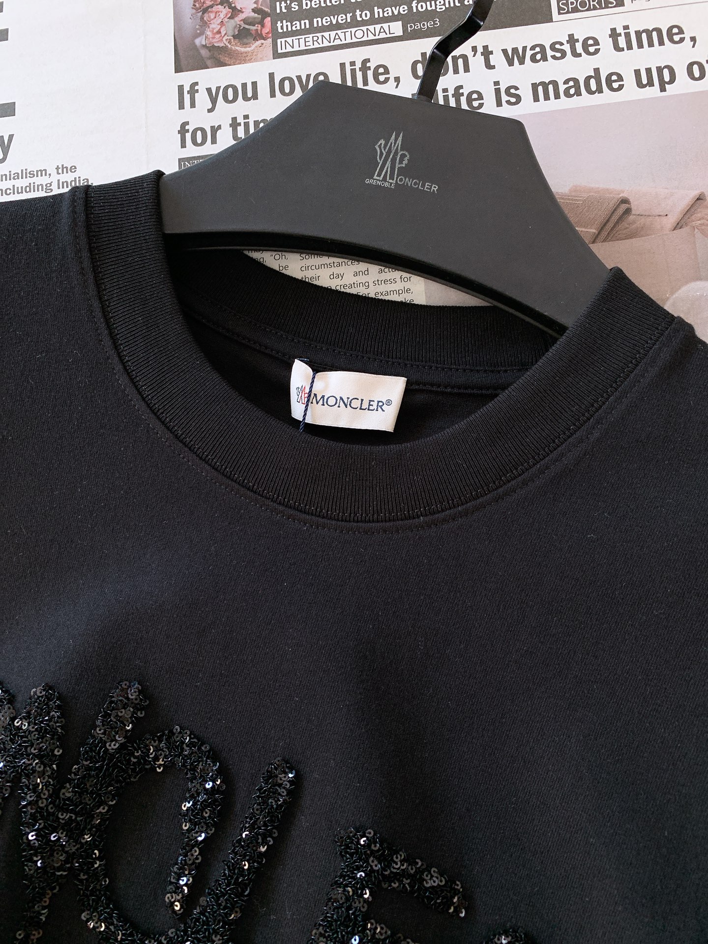 
Moncler 蒙口 2025SS春夏新品
珠片刺绣T恤。经典纯底色，简约却自带气场~

胸前珠片字母
