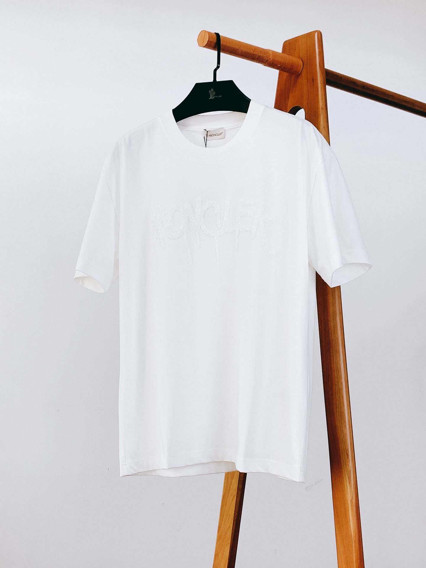 
Moncler 蒙口 2025SS春夏新品
珠片刺绣T恤。经典纯底色，简约却自带气场~

胸前珠片字母
