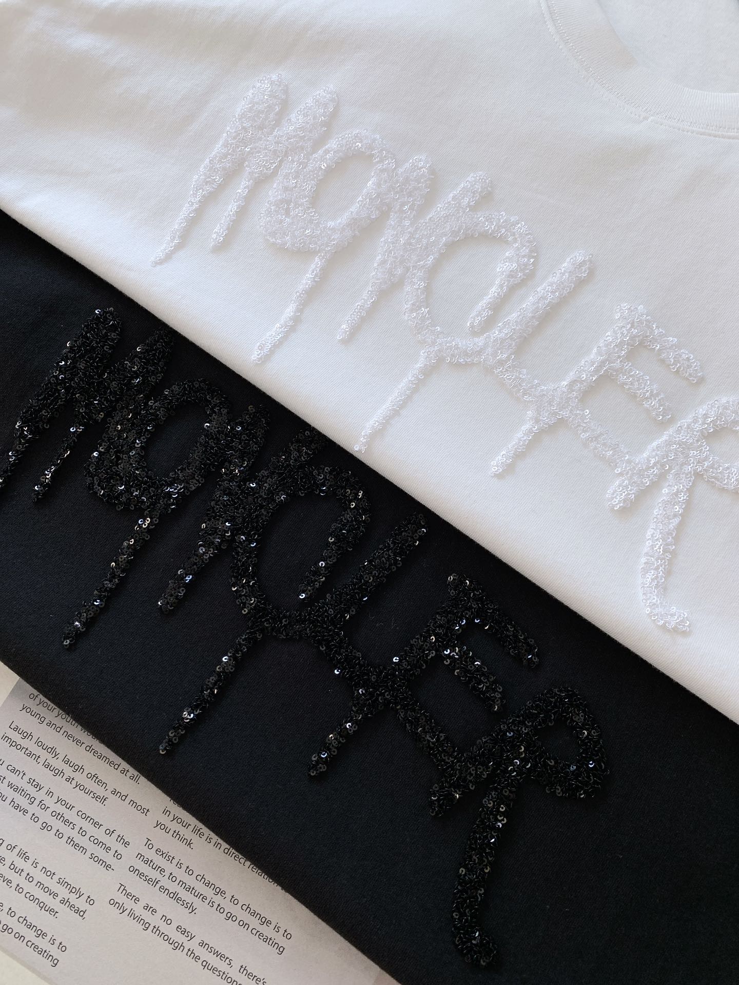 
Moncler 蒙口 2025SS春夏新品
珠片刺绣T恤。经典纯底色，简约却自带气场~

胸前珠片字母