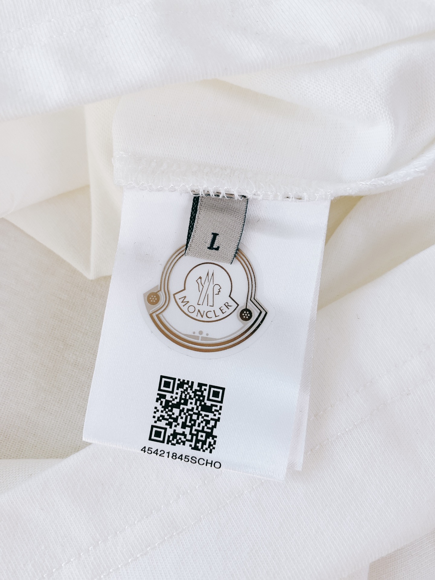 
Moncler 蒙口 2025SS春夏新品
珠片刺绣T恤。经典纯底色，简约却自带气场~

胸前珠片字母