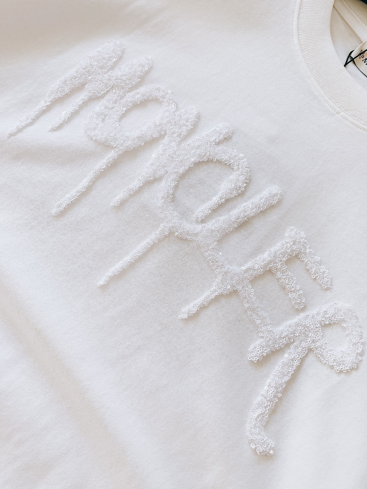 
Moncler 蒙口 2025SS春夏新品
珠片刺绣T恤。经典纯底色，简约却自带气场~

胸前珠片字母