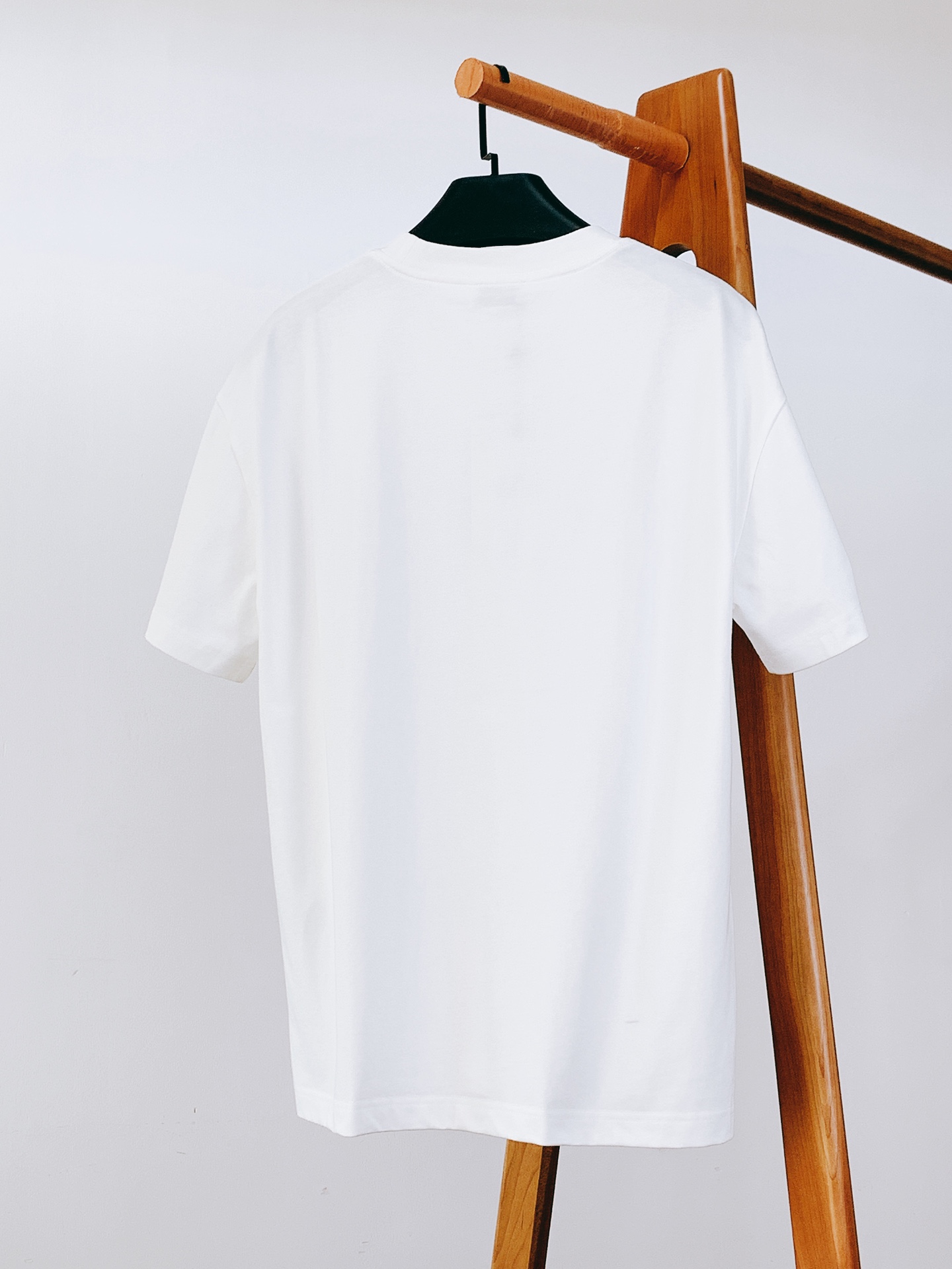 
Moncler 蒙口 2025SS春夏新品
珠片刺绣T恤。经典纯底色，简约却自带气场~

胸前珠片字母