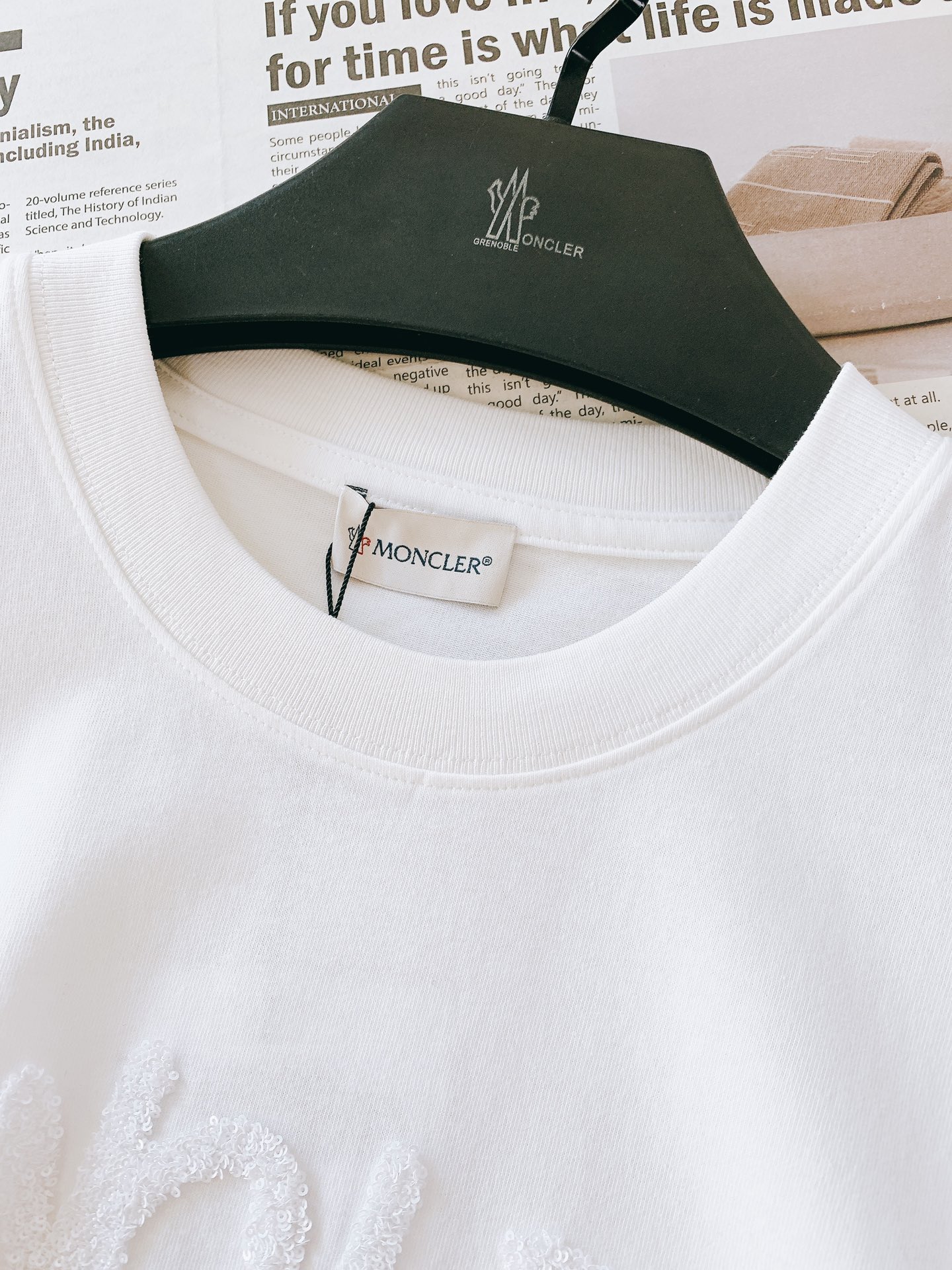
Moncler 蒙口 2025SS春夏新品
珠片刺绣T恤。经典纯底色，简约却自带气场~

胸前珠片字母