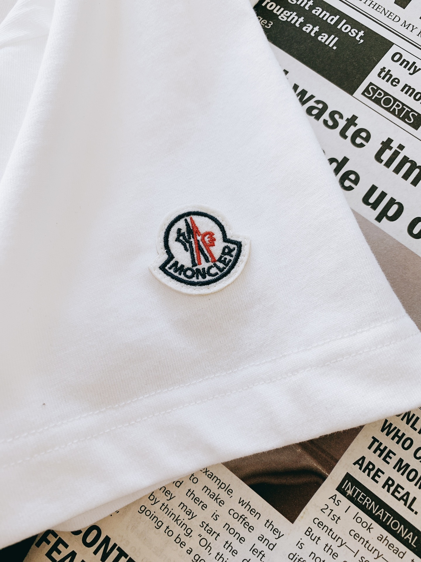 
Moncler 蒙口 2025SS春夏新品
珠片刺绣T恤。经典纯底色，简约却自带气场~

胸前珠片字母