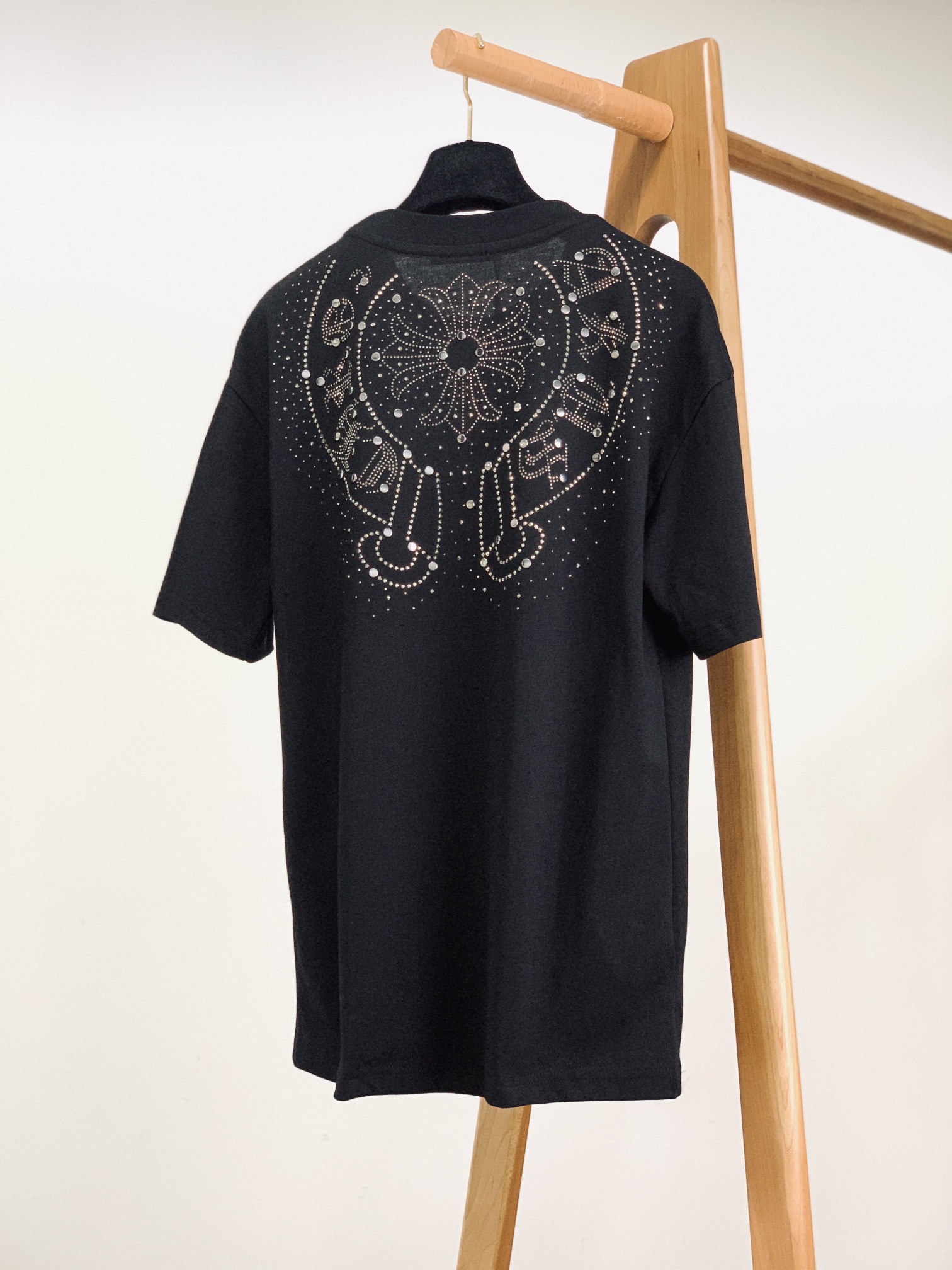 
Chrome Hearts 克罗心 2025SS春夏新品
重工钉珠T恤。经典黑色打底，自带酷飒气场。前