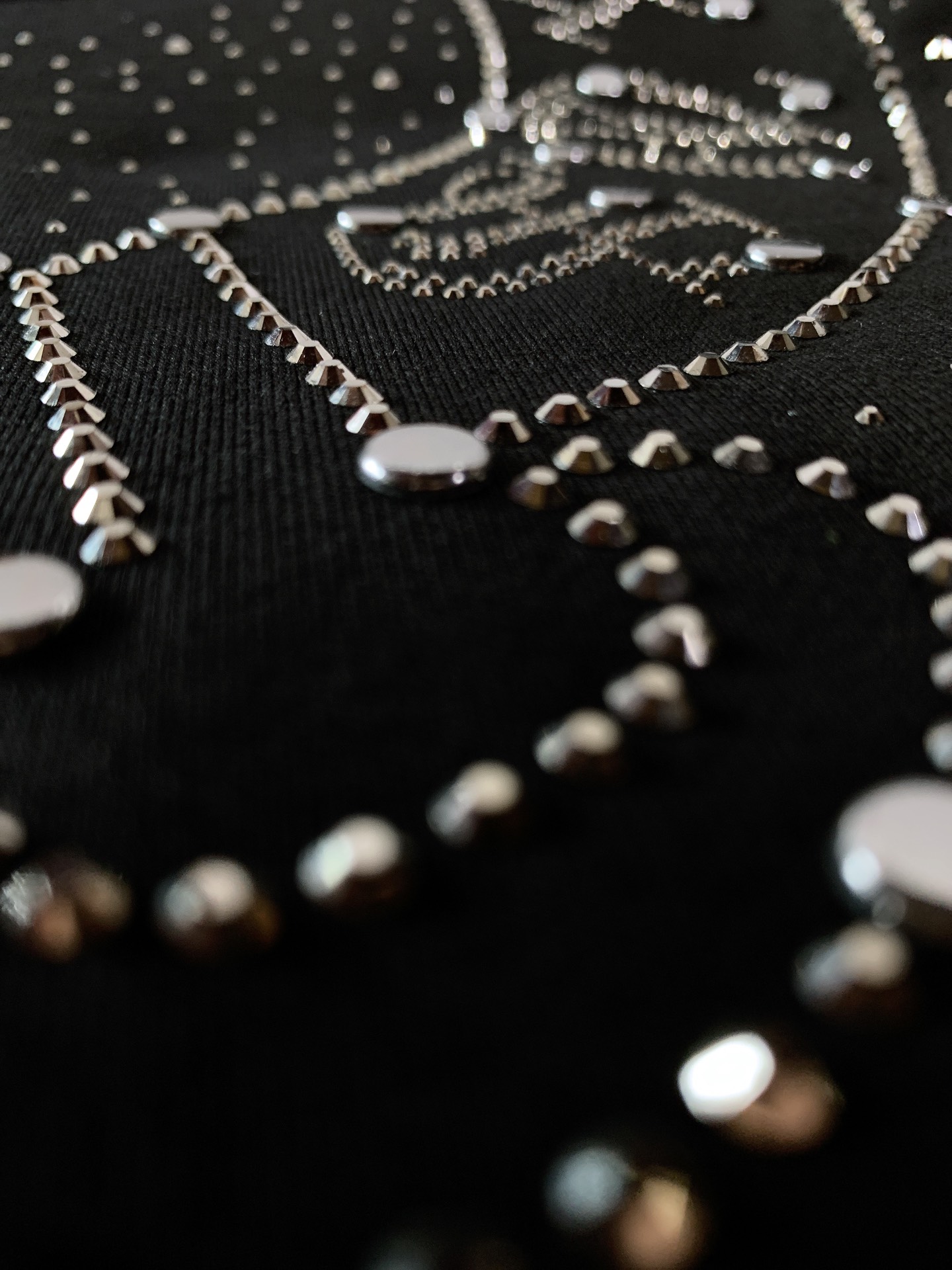 
Chrome Hearts 克罗心 2025SS春夏新品
重工钉珠T恤。经典黑色打底，自带酷飒气场。前