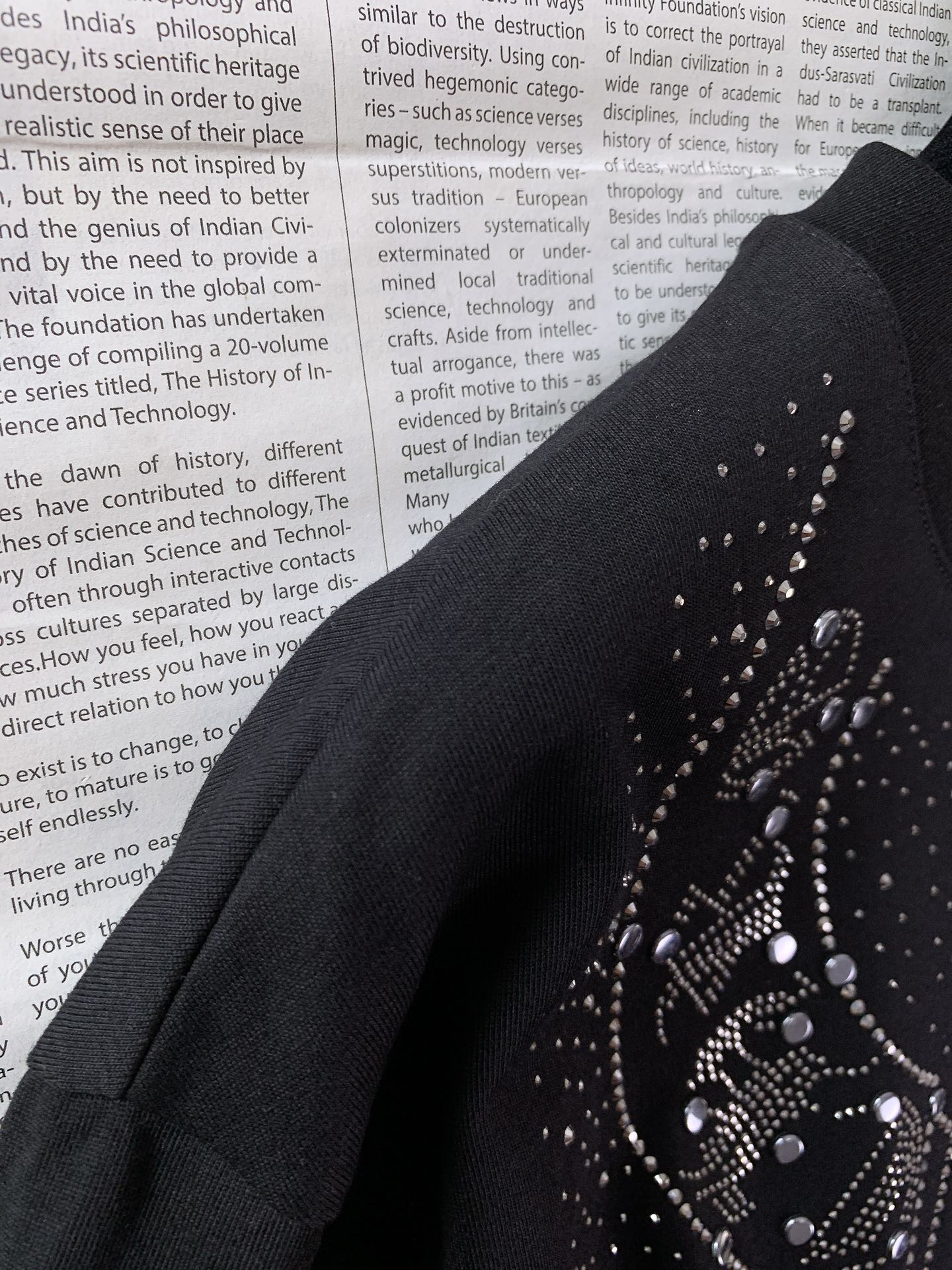 
Chrome Hearts 克罗心 2025SS春夏新品
重工钉珠T恤。经典黑色打底，自带酷飒气场。前