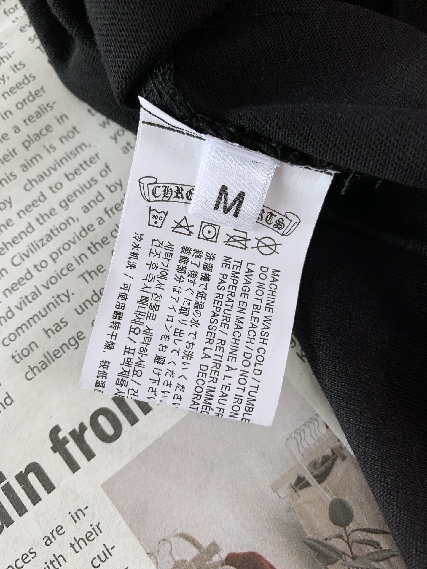 
Chrome Hearts 克罗心 2025SS春夏新品
重工钉珠T恤。经典黑色打底，自带酷飒气场。前