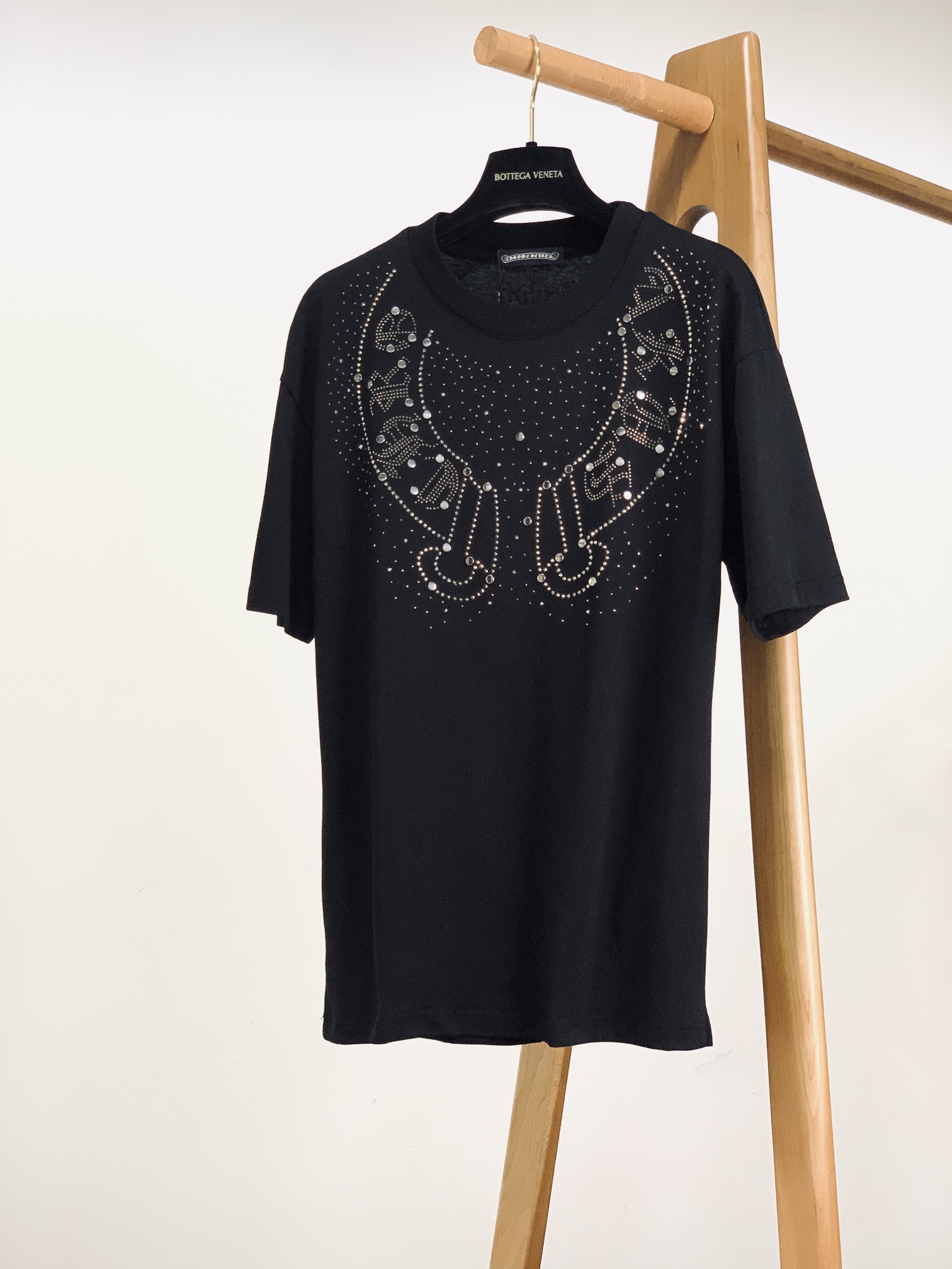 
Chrome Hearts 克罗心 2025SS春夏新品
重工钉珠T恤。经典黑色打底，自带酷飒气场。前