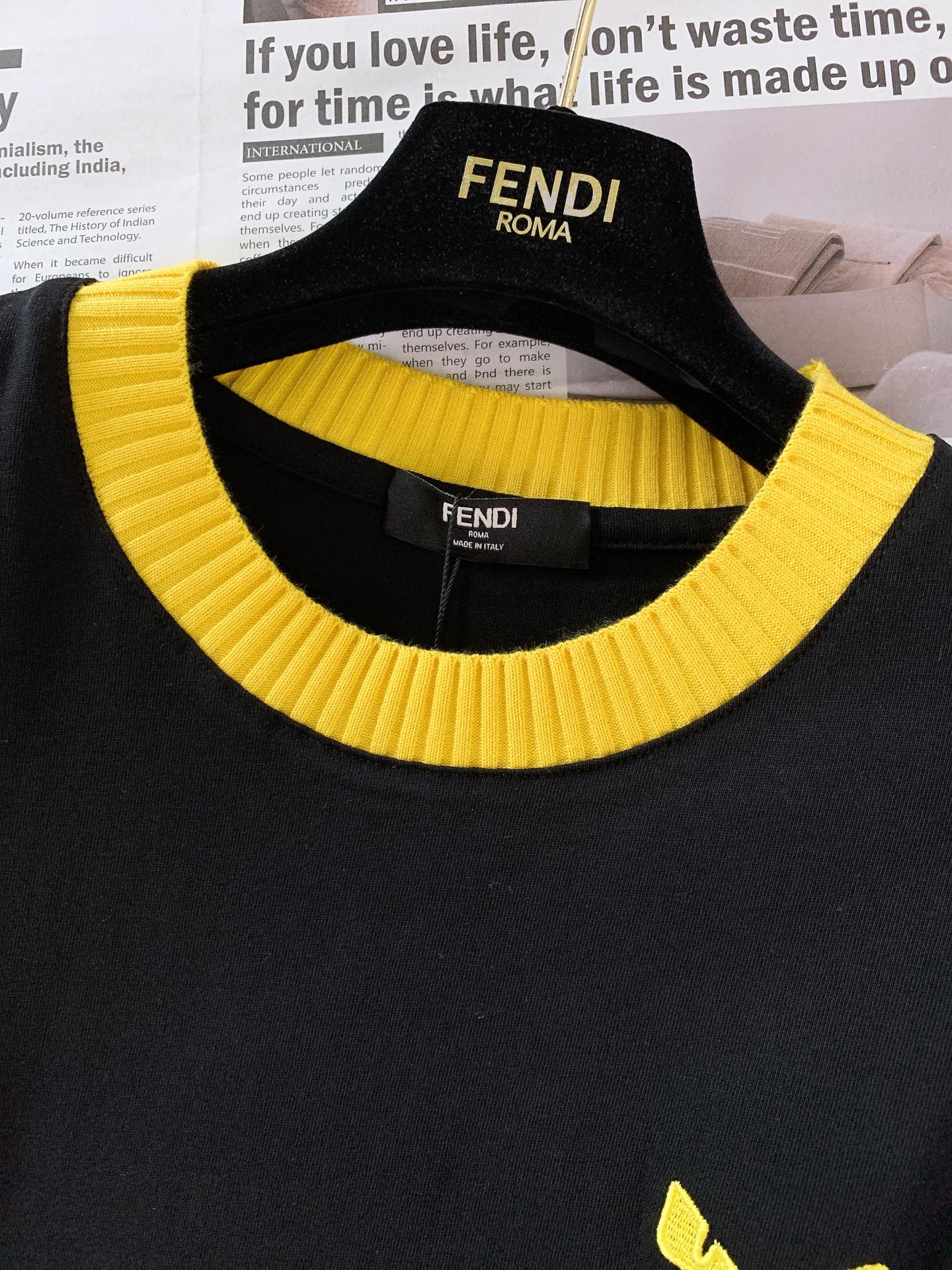 
Fendi 芬迪 2025SS春夏新品 
小怪兽系列T恤。经典黑色打底，简约又百搭。

撞色黄领设计超