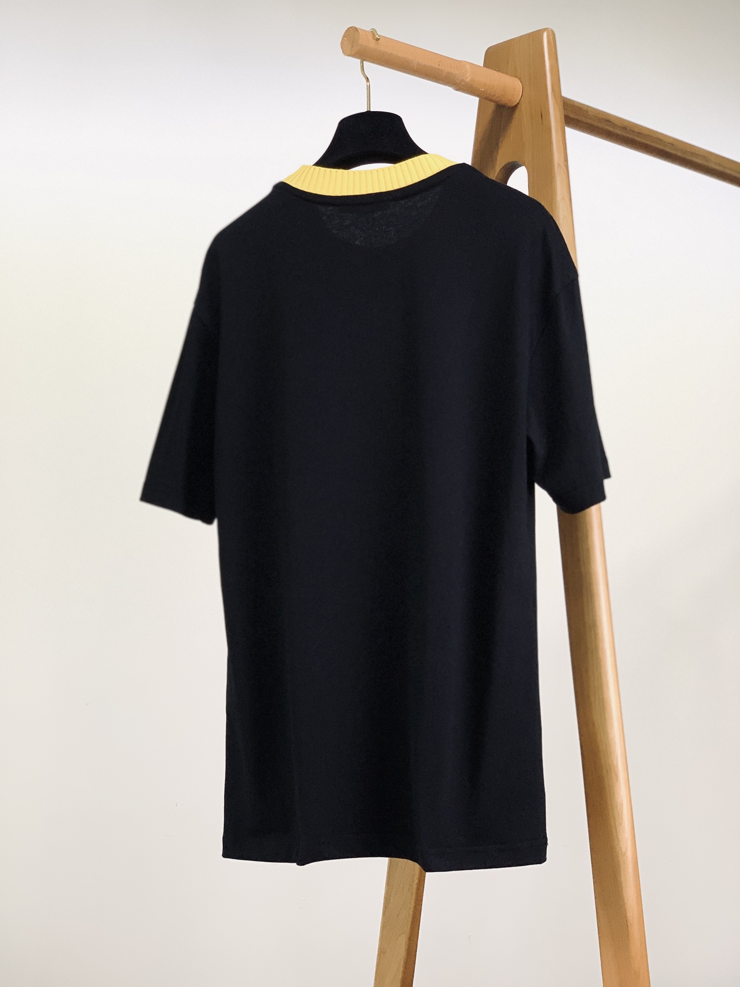 
Fendi 芬迪 2025SS春夏新品 
小怪兽系列T恤。经典黑色打底，简约又百搭。

撞色黄领设计超