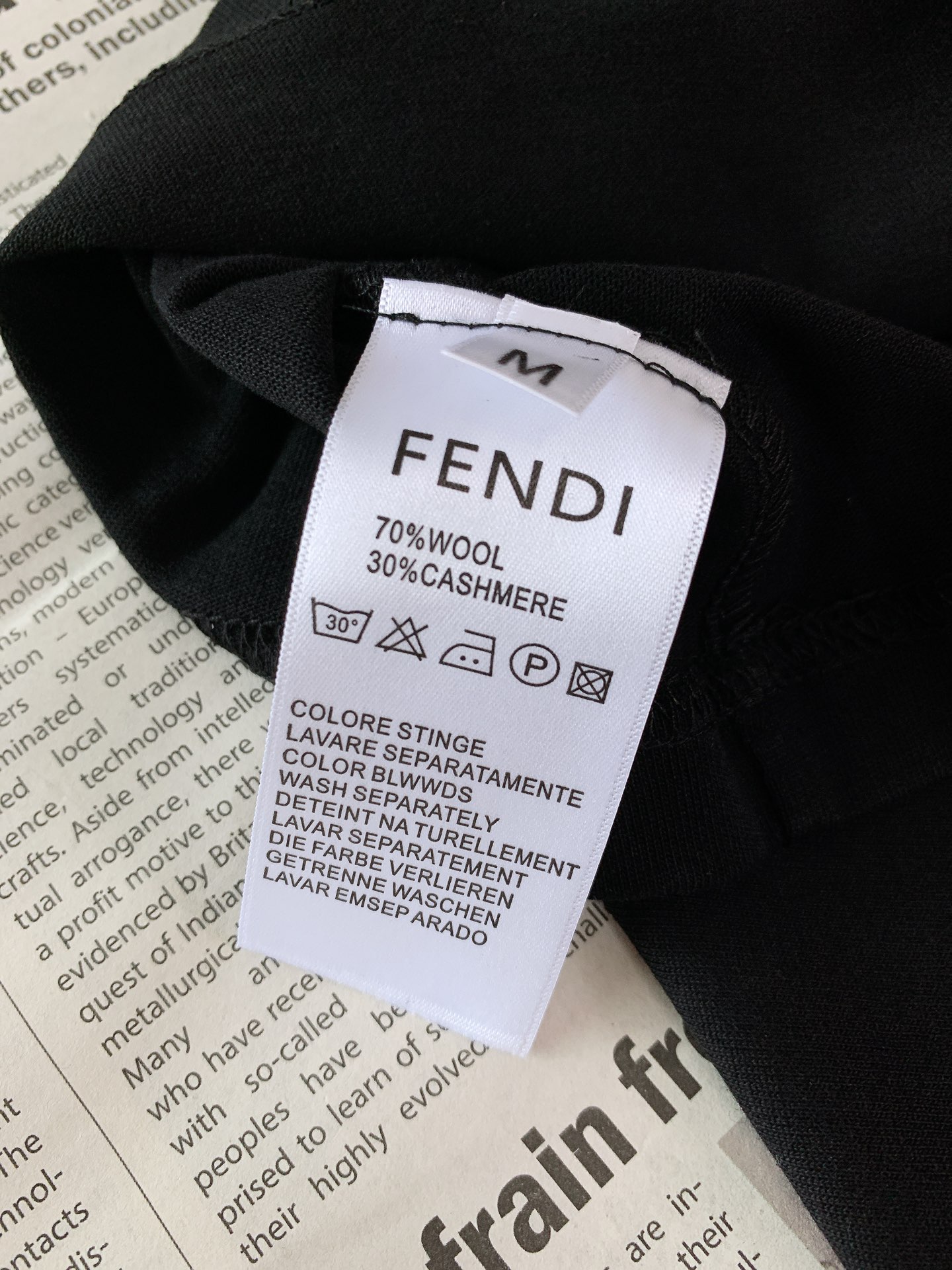 
Fendi 芬迪 2025SS春夏新品 
小怪兽系列T恤。经典黑色打底，简约又百搭。

撞色黄领设计超