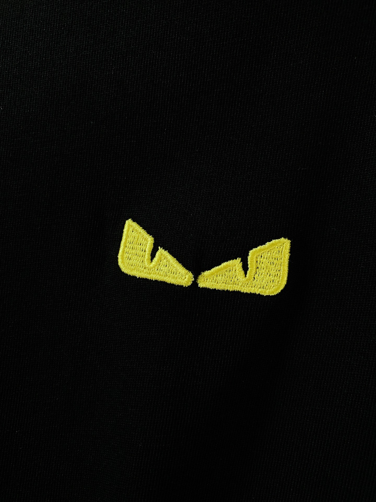 
Fendi 芬迪 2025SS春夏新品 
小怪兽系列T恤。经典黑色打底，简约又百搭。

撞色黄领设计超