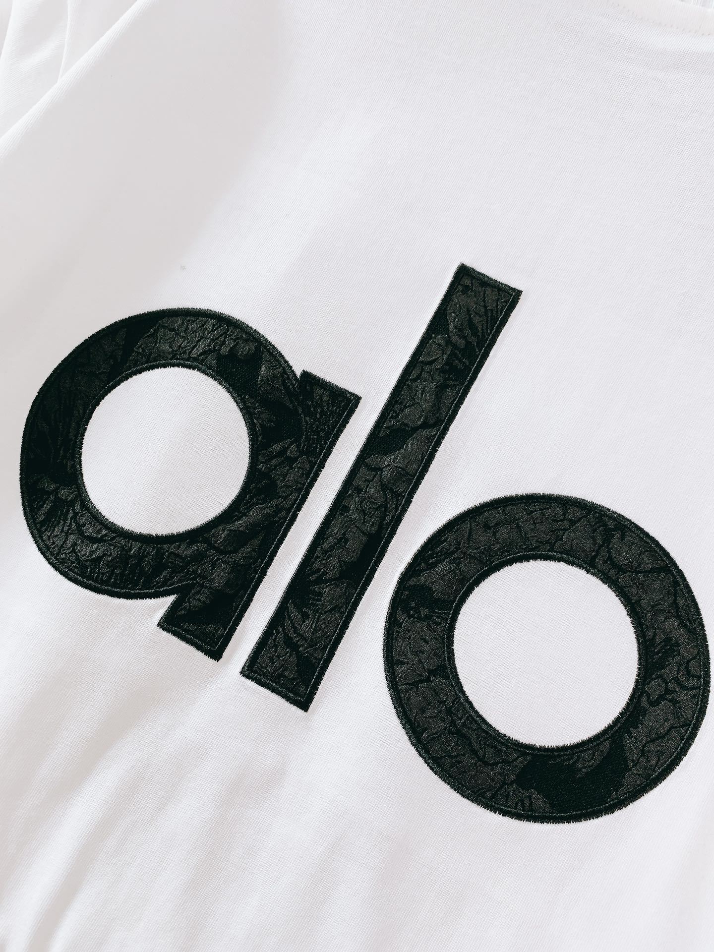 alo 2025SS春夏新品
ALO 白色T恤。简约不简单的运动时髦感,干净纯粹的白色打底,自带清新