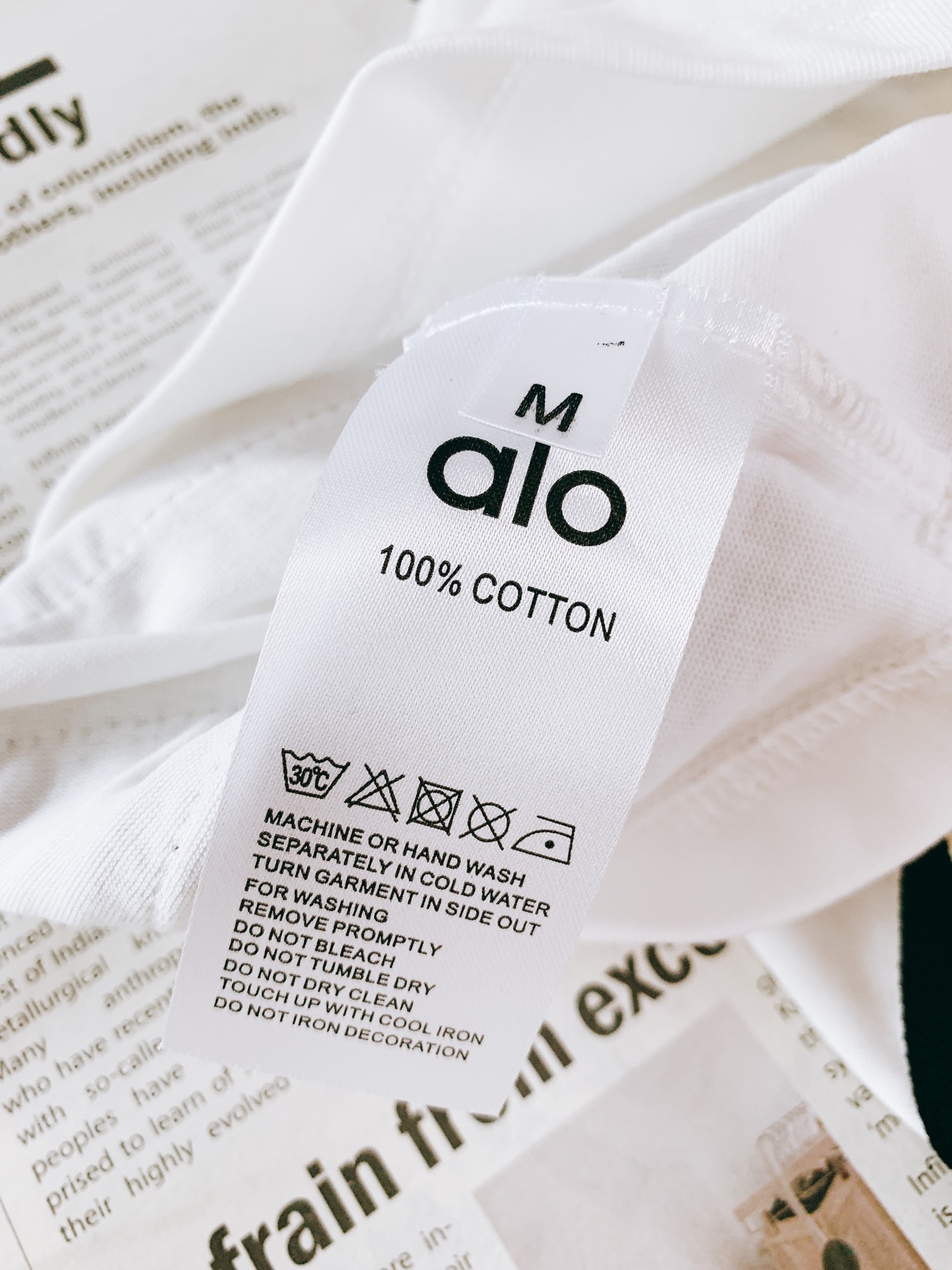alo 2025SS春夏新品
ALO 白色T恤。简约不简单的运动时髦感,干净纯粹的白色打底,自带清新
