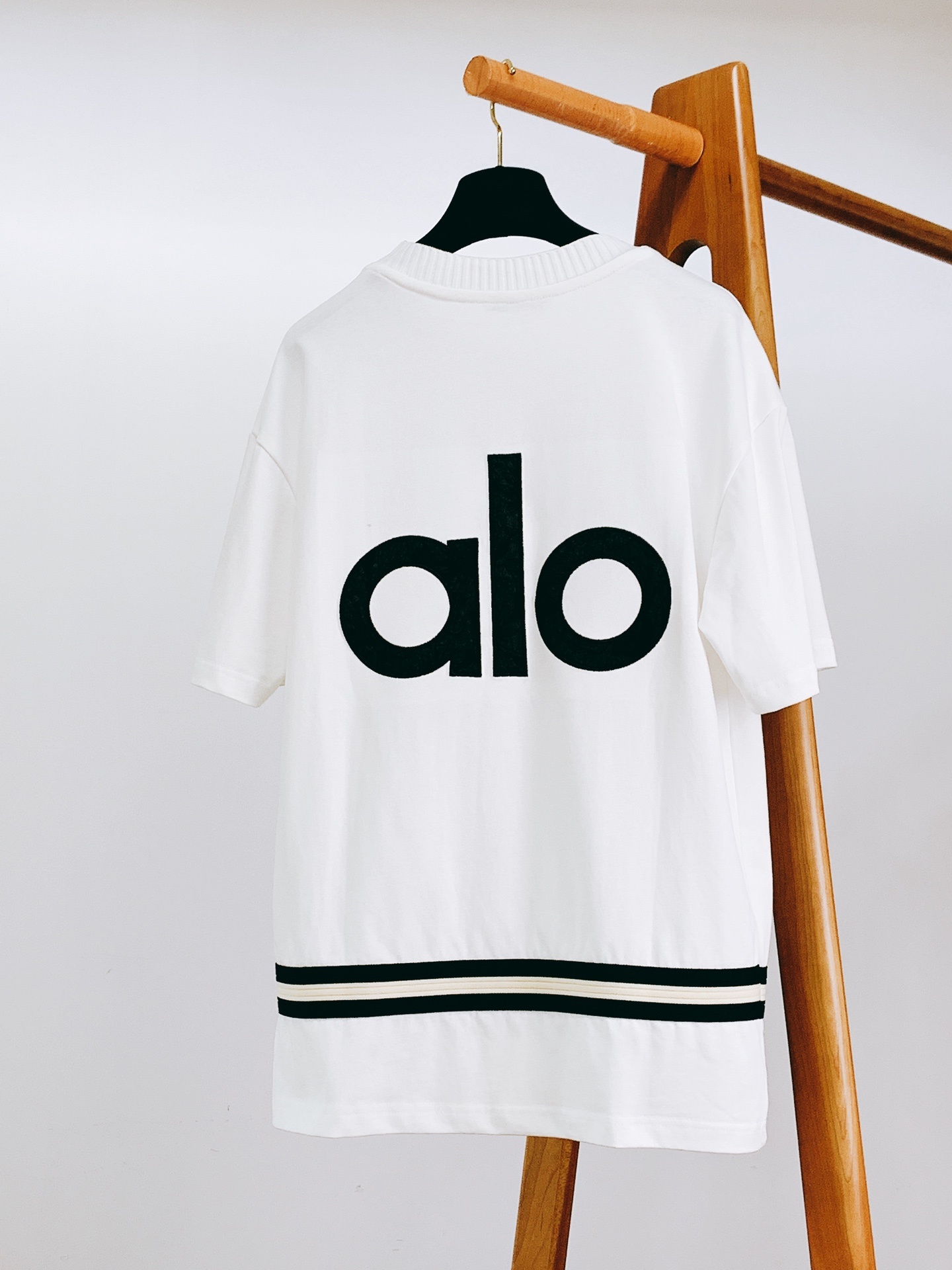 alo 2025SS春夏新品
ALO 白色T恤。简约不简单的运动时髦感,干净纯粹的白色打底,自带清新