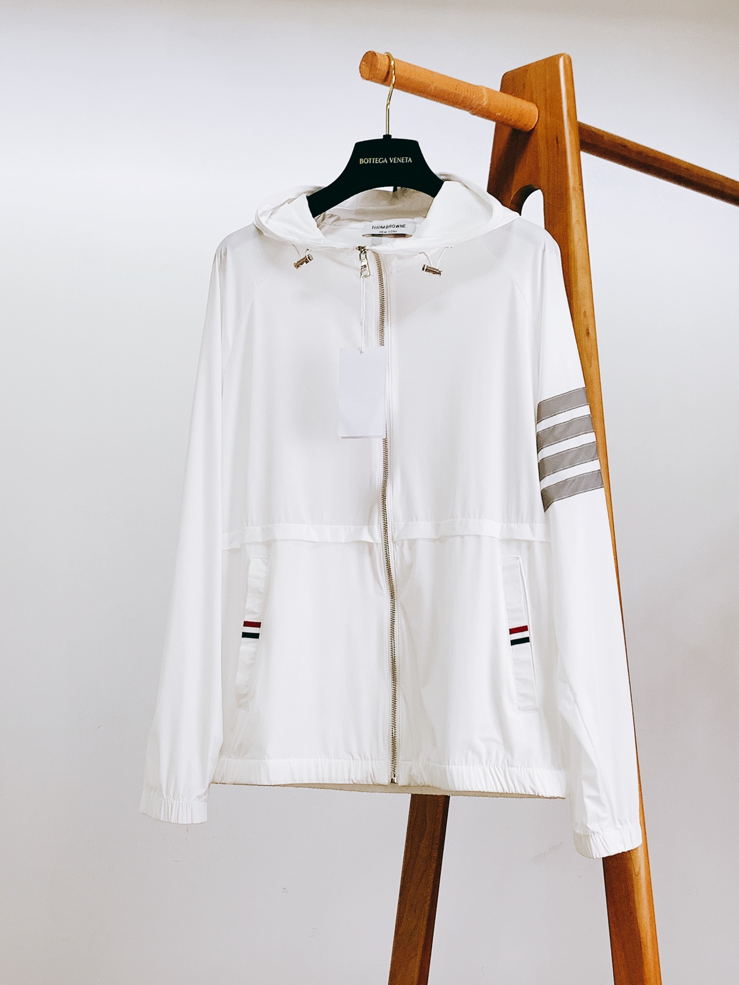 
Thom Browne 汤姆·布朗 万年经典款连帽夹克外套，渠道精品，宽松体常规设计裁剪,兼具个性时尚