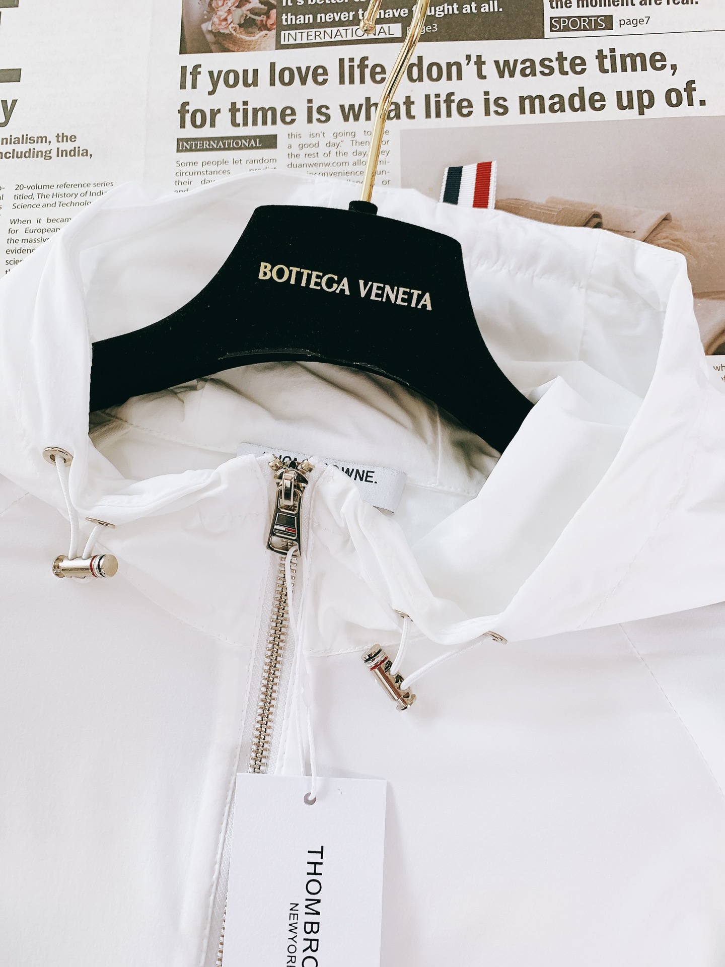 
Thom Browne 汤姆·布朗 万年经典款连帽夹克外套，渠道精品，宽松体常规设计裁剪,兼具个性时尚