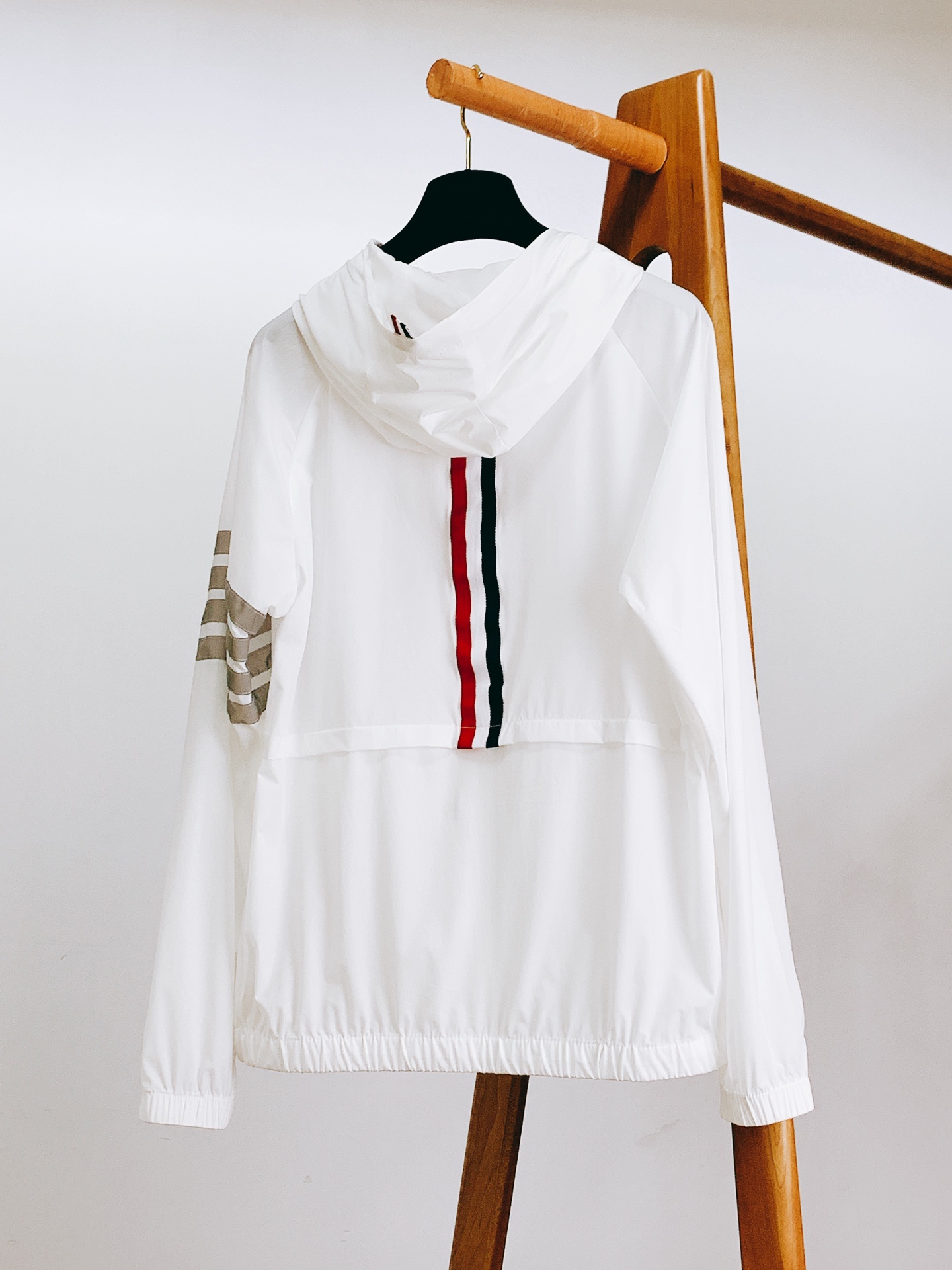 
Thom Browne 汤姆·布朗 万年经典款连帽夹克外套，渠道精品，宽松体常规设计裁剪,兼具个性时尚