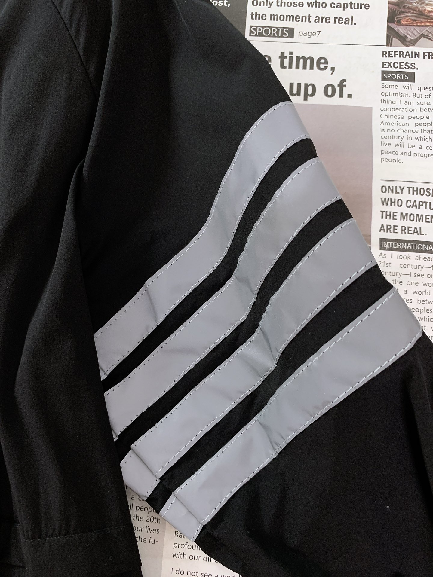 
Thom Browne 汤姆·布朗 万年经典款连帽夹克外套，渠道精品，宽松体常规设计裁剪,兼具个性时尚