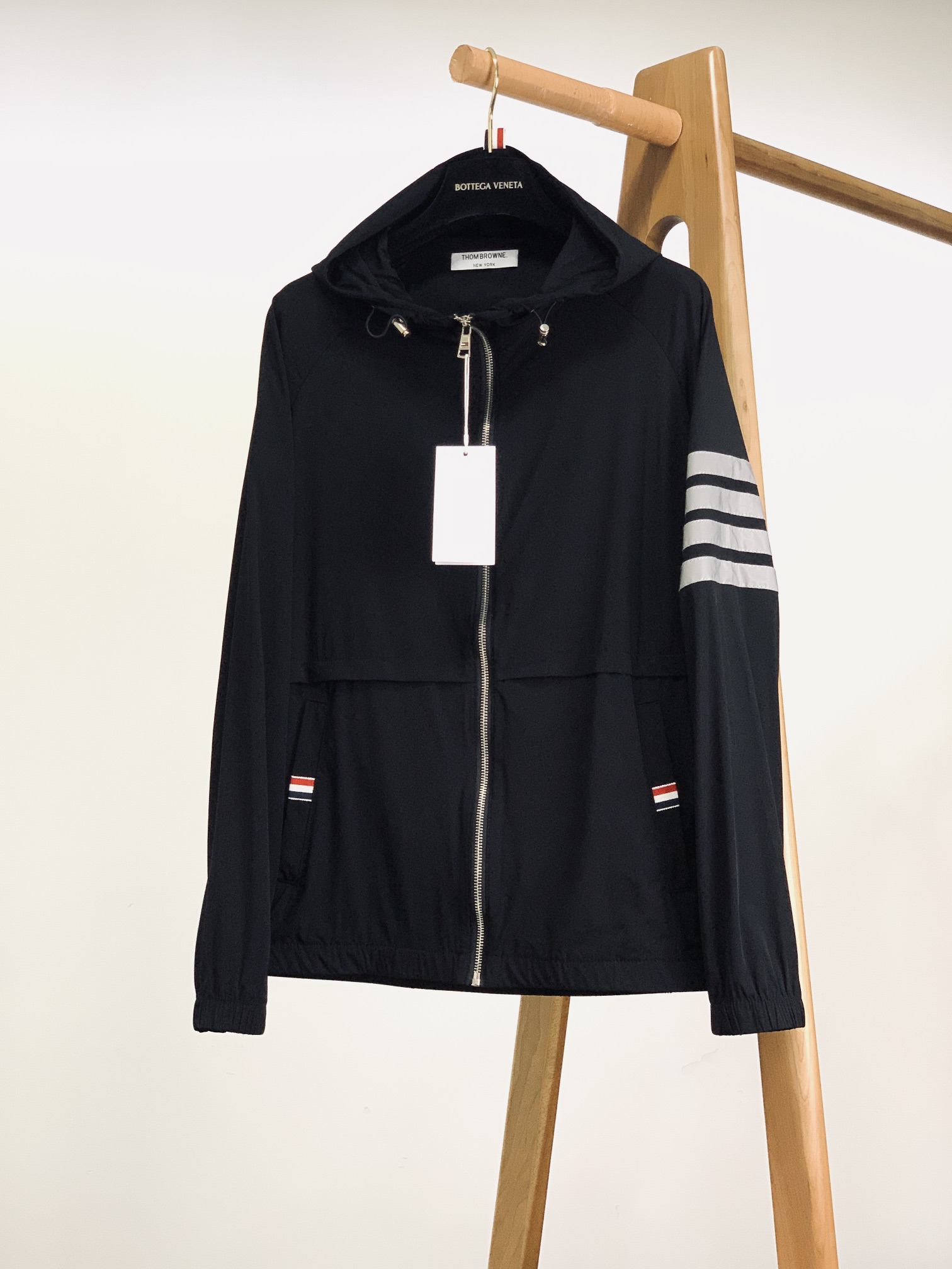 
Thom Browne 汤姆·布朗 万年经典款连帽夹克外套，渠道精品，宽松体常规设计裁剪,兼具个性时尚
