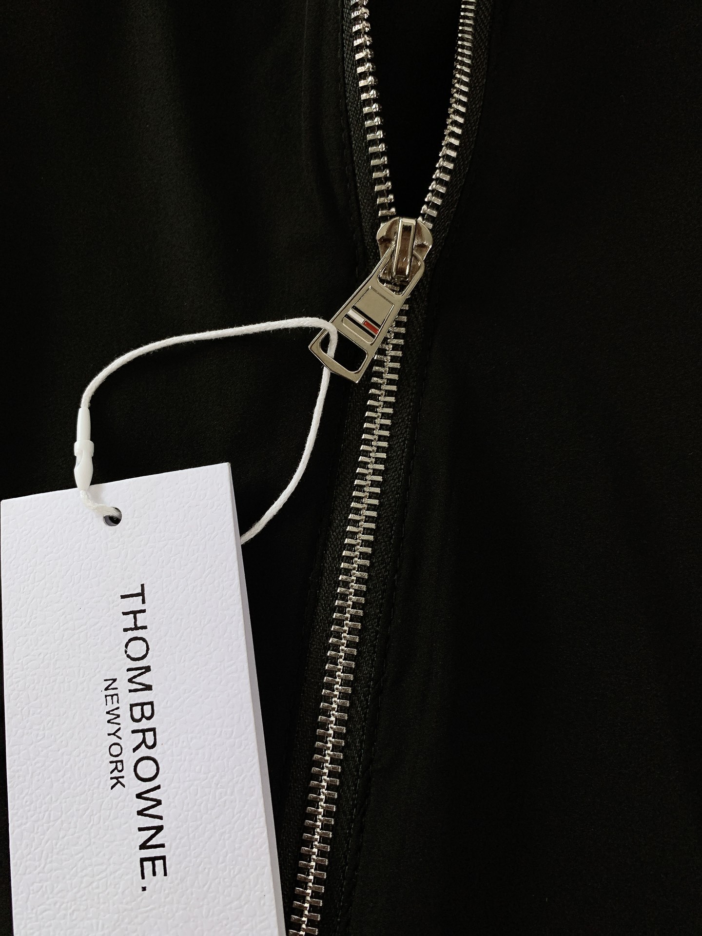 
Thom Browne 汤姆·布朗 万年经典款连帽夹克外套，渠道精品，宽松体常规设计裁剪,兼具个性时尚