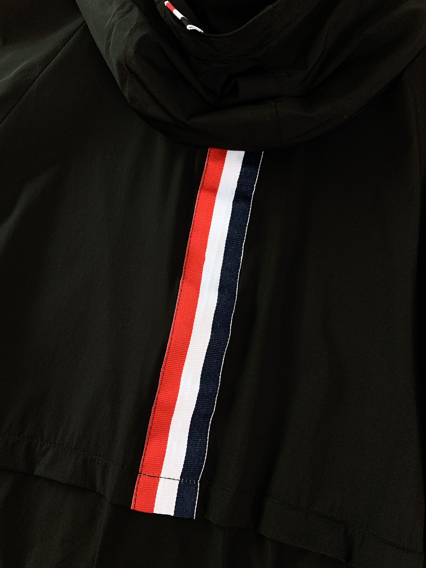 
Thom Browne 汤姆·布朗 万年经典款连帽夹克外套，渠道精品，宽松体常规设计裁剪,兼具个性时尚