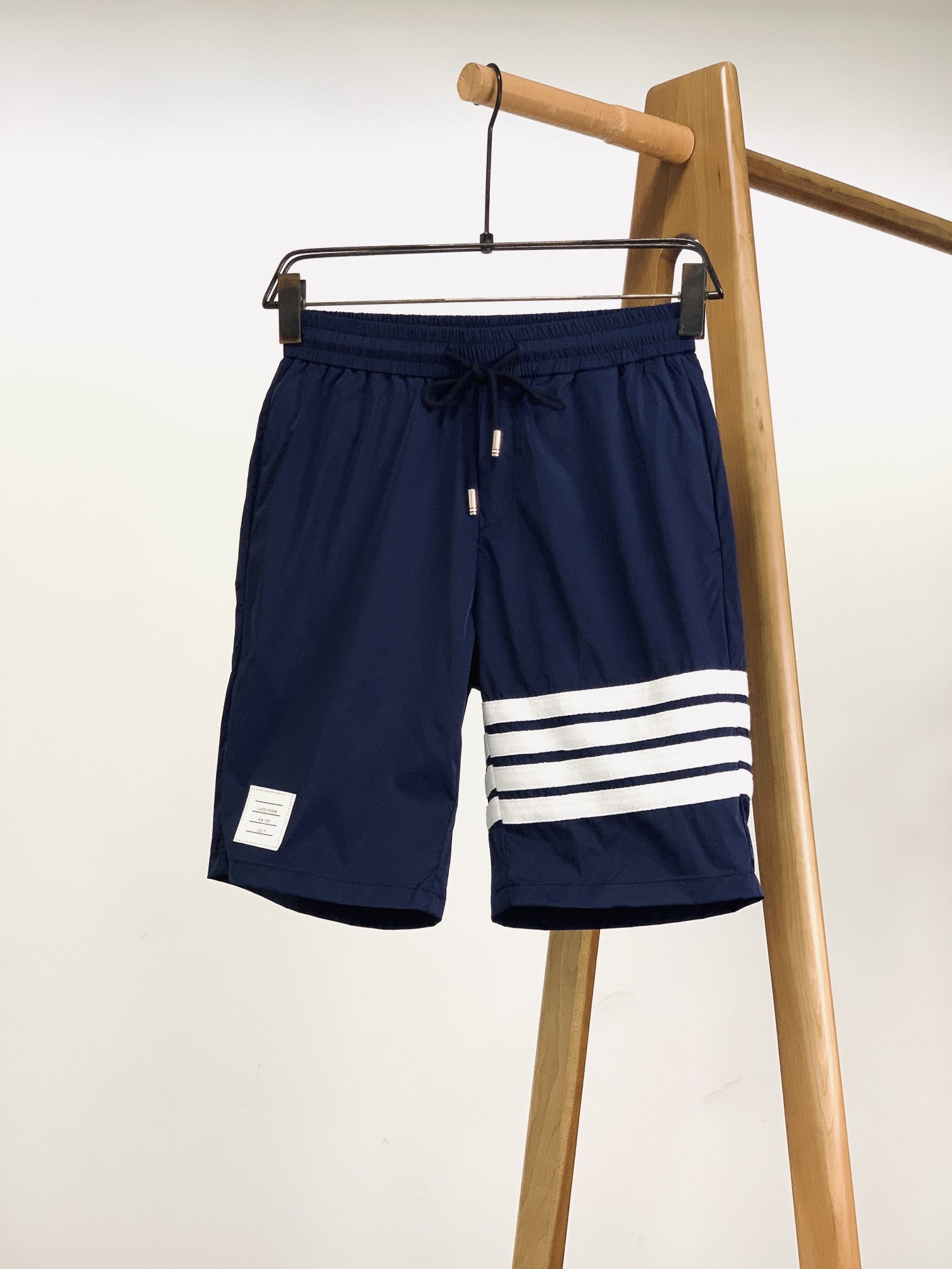 
Thom Browne 汤姆·布朗 夏季情侣款 休闲短裤🩳日常休闲短裤，锦纶面料，轻薄舒适，男女都可以