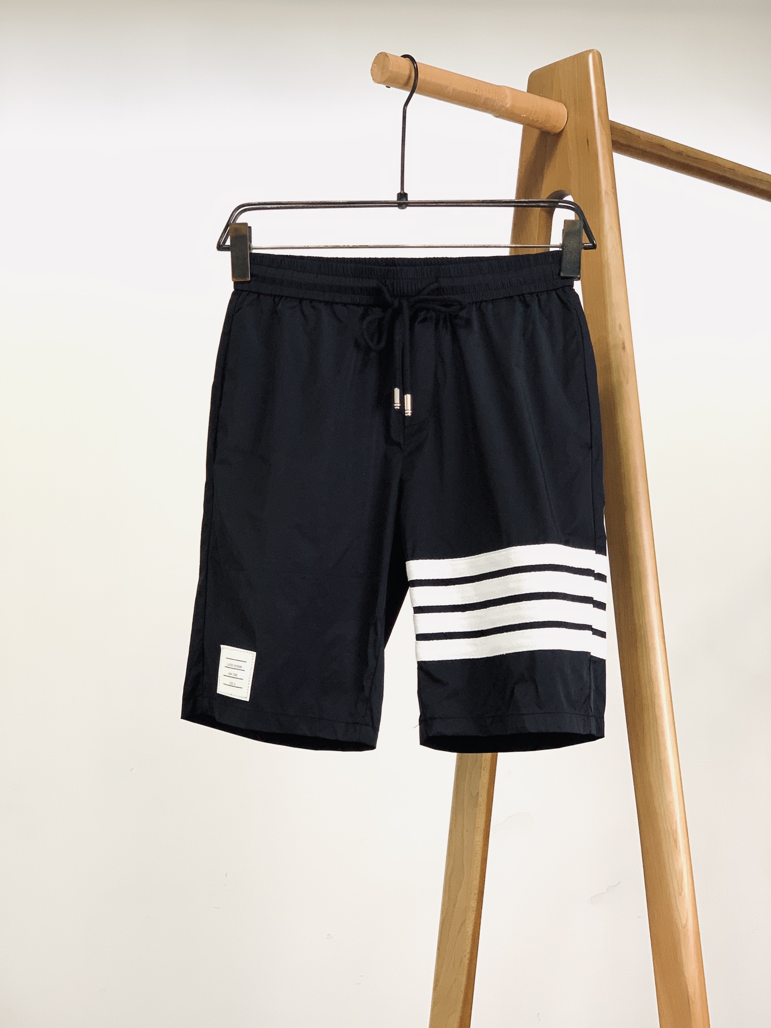 
Thom Browne 汤姆·布朗 夏季情侣款 休闲短裤🩳日常休闲短裤，锦纶面料，轻薄舒适，男女都可以
