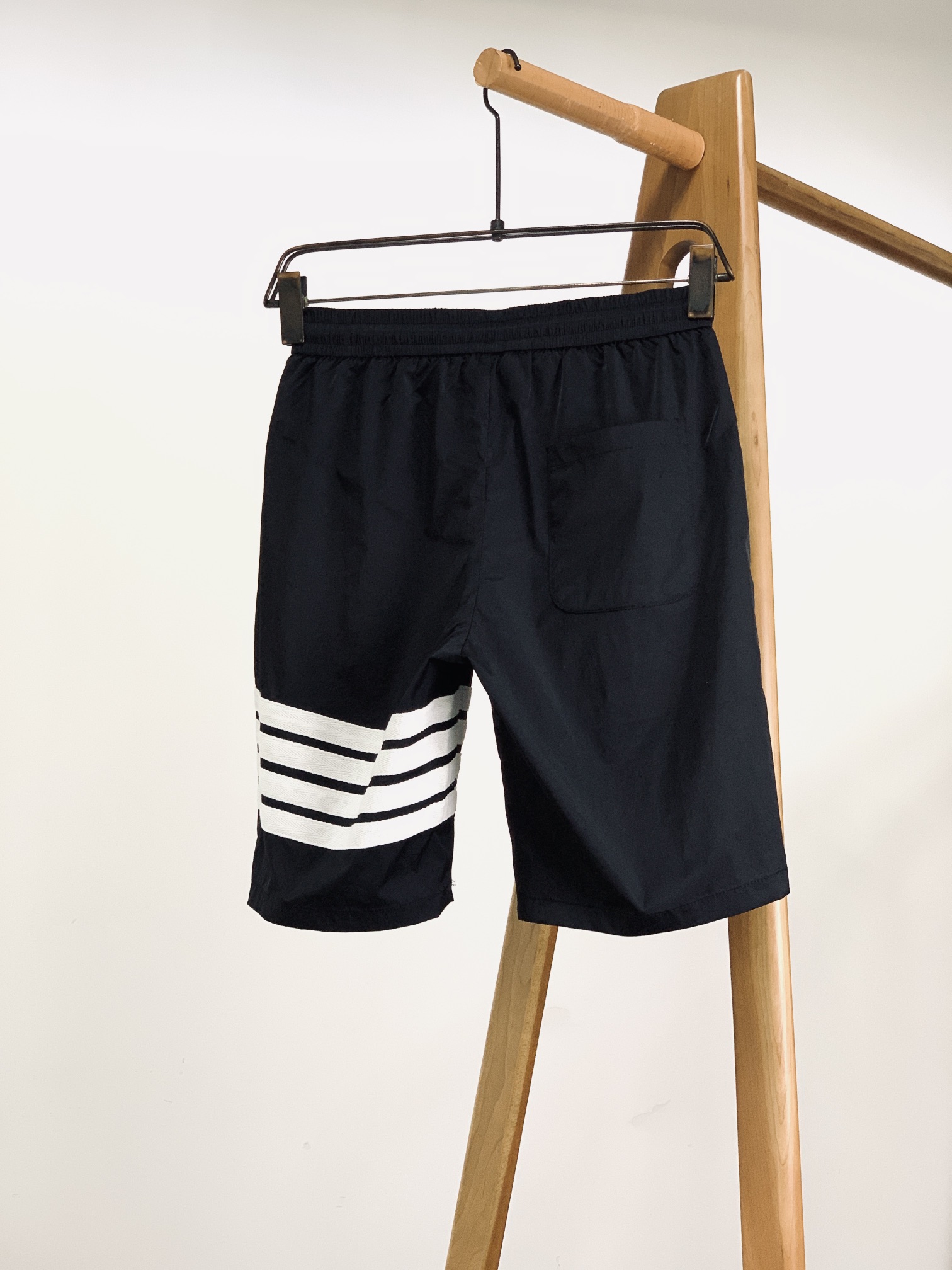 
Thom Browne 汤姆·布朗 夏季情侣款 休闲短裤🩳日常休闲短裤，锦纶面料，轻薄舒适，男女都可以