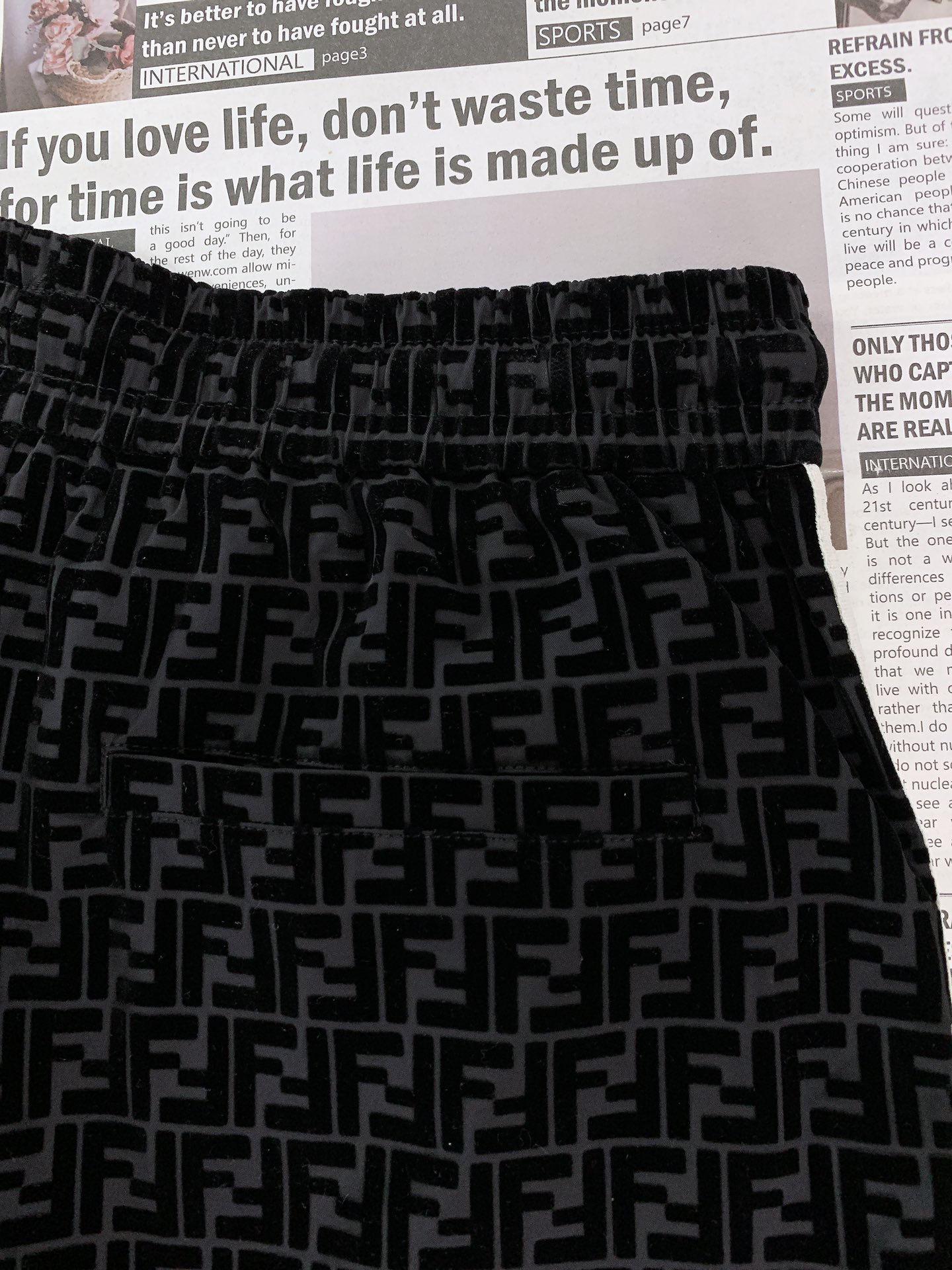 
Fendi 芬迪 2025SS春夏新品 
𝐌𝐎𝐍𝐎𝐆𝐑𝐀𝐌 短裤，经典永不过时
满幅经典 FF 提花。