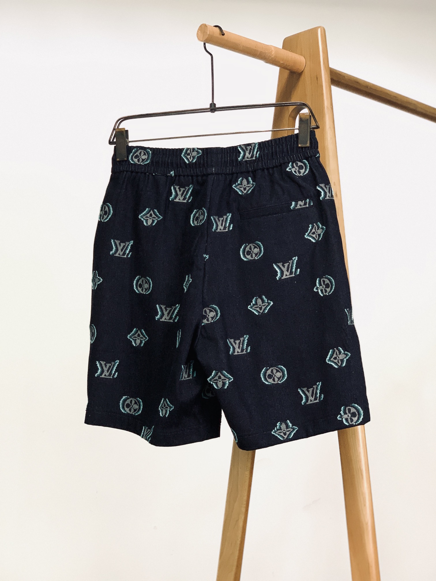 
LouisVuitton 路易威登 Monogram提花休闲短裤
定制10s*7s全棉纱线.
采用活性