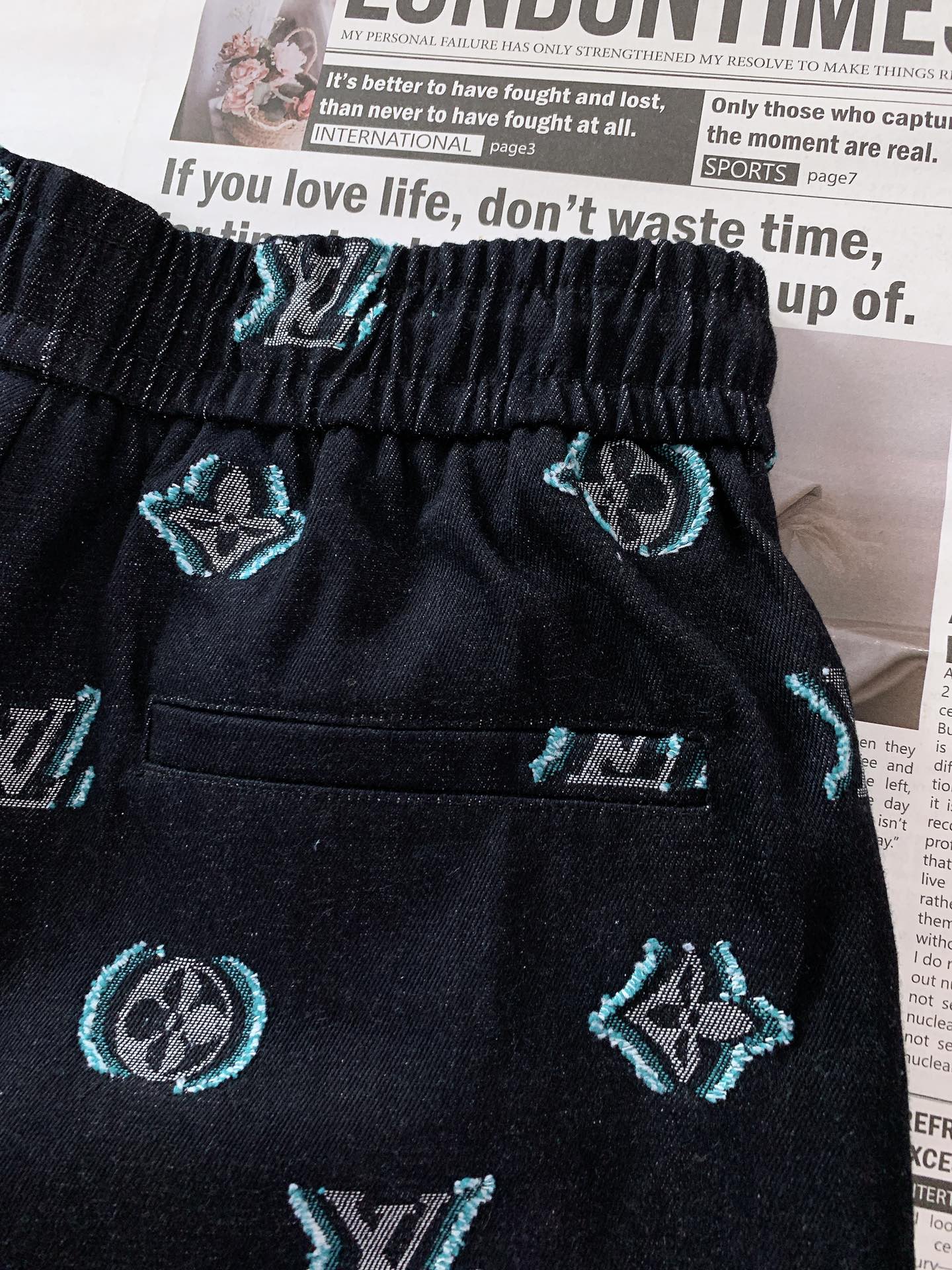 
LouisVuitton 路易威登 Monogram提花休闲短裤
定制10s*7s全棉纱线.
采用活性