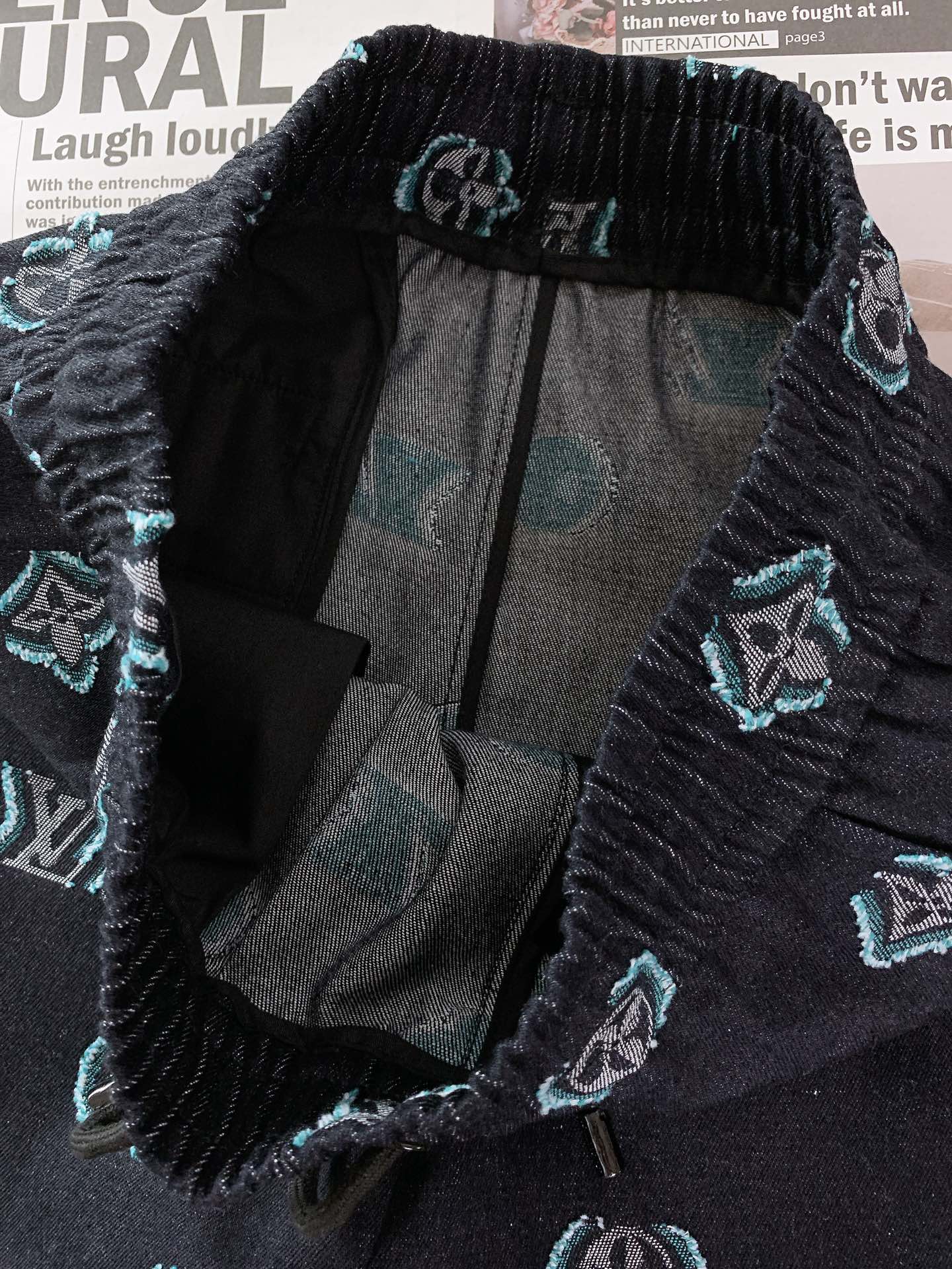 
LouisVuitton 路易威登 Monogram提花休闲短裤
定制10s*7s全棉纱线.
采用活性