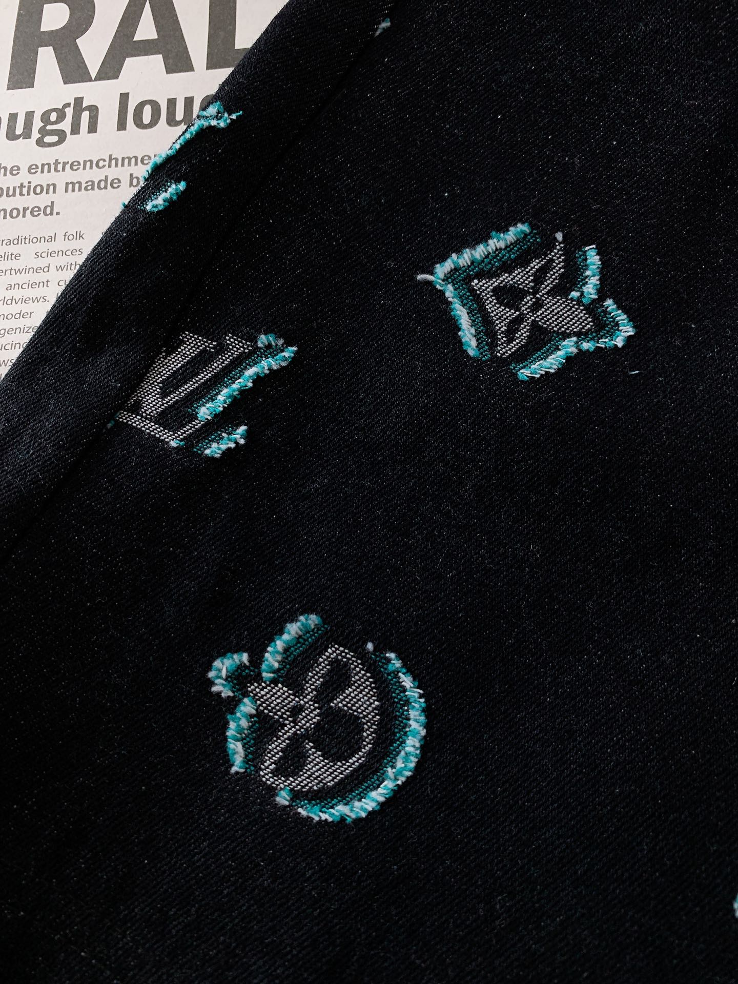 
LouisVuitton 路易威登 Monogram提花休闲短裤
定制10s*7s全棉纱线.
采用活性