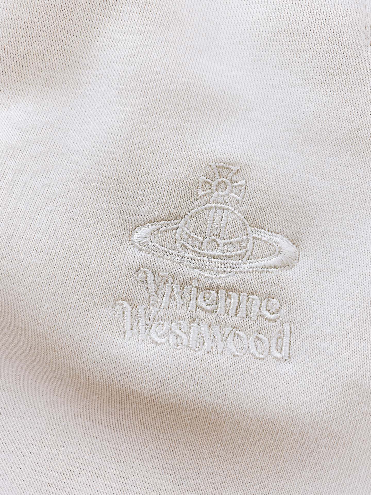 
Vivienne Westwood 薇薇恩·韦斯特伍德 2025SS春夏新品 
时尚系列休闲裤，独特设