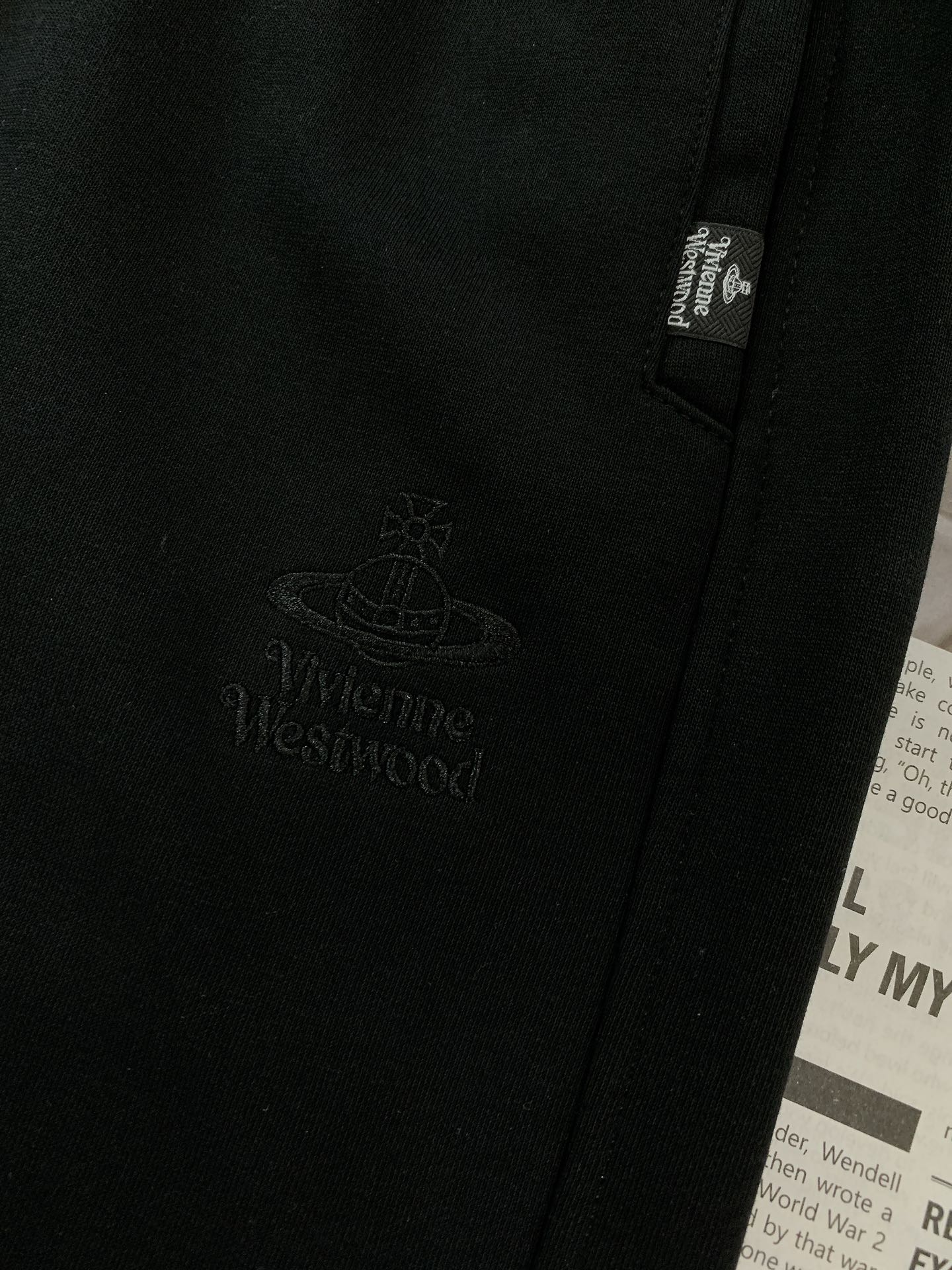 
Vivienne Westwood 薇薇恩·韦斯特伍德 2025SS春夏新品 
时尚系列休闲裤，独特设