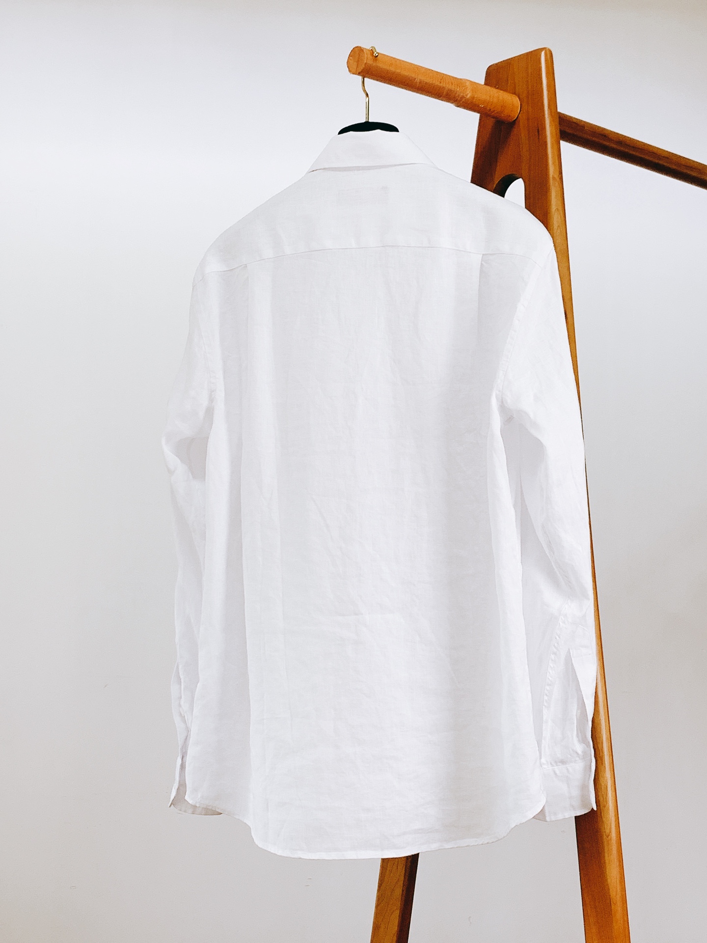 
LoroPiana L.P 休闲亚麻衬衫👔
经典版型衬衫怎么穿都好看，lp。衬衣很讲究品质，经典的款式