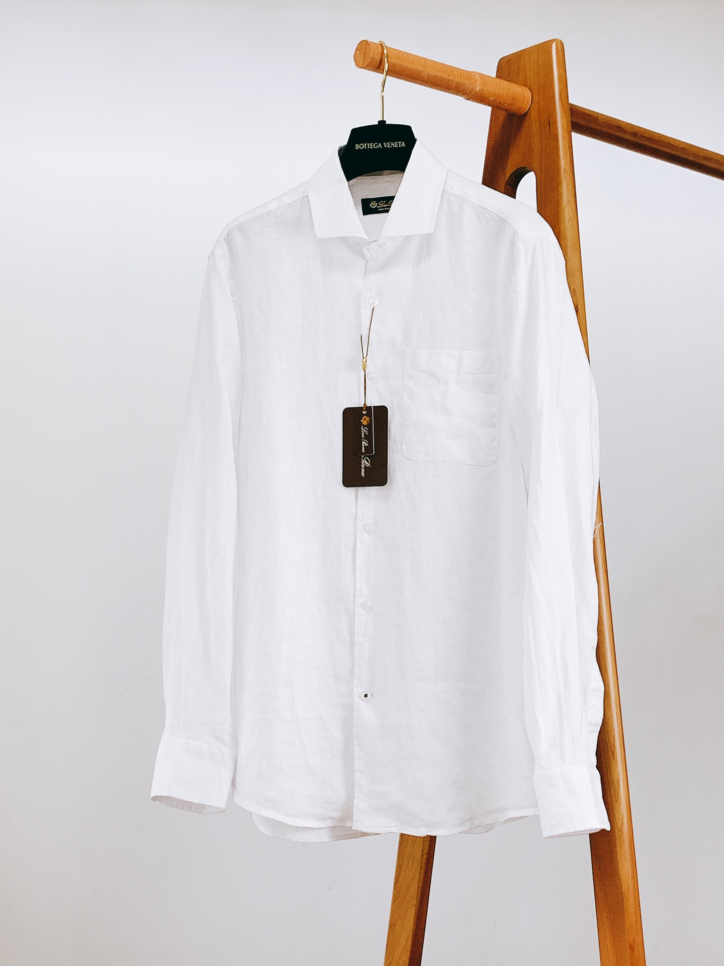 
LoroPiana L.P 休闲亚麻衬衫👔
经典版型衬衫怎么穿都好看，lp。衬衣很讲究品质，经典的款式