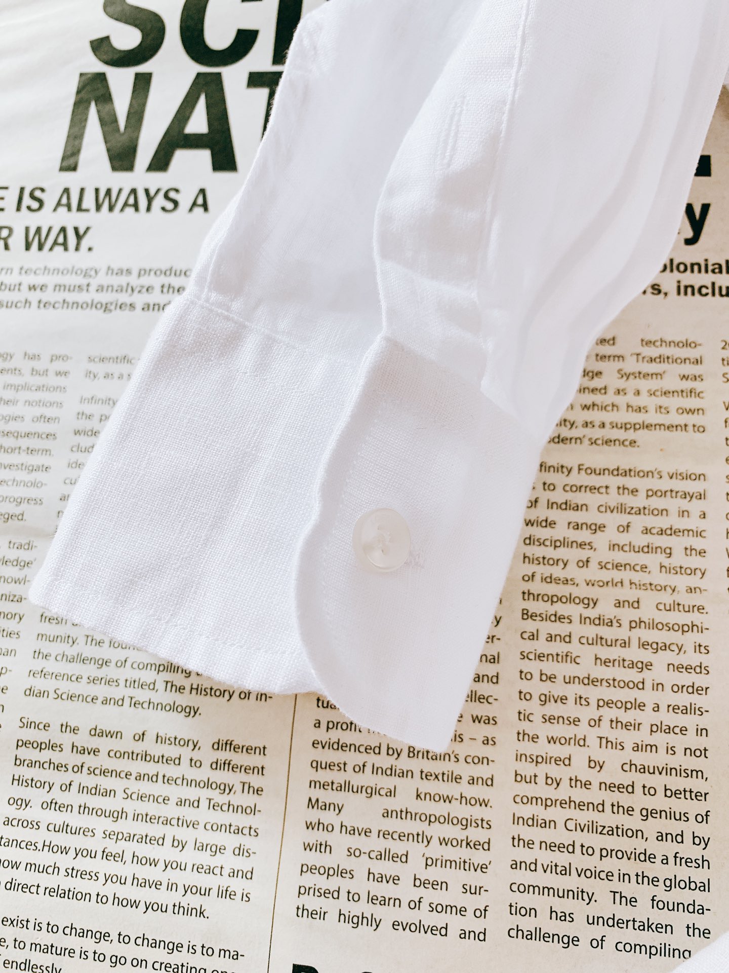 
LoroPiana L.P 休闲亚麻衬衫👔
经典版型衬衫怎么穿都好看，lp。衬衣很讲究品质，经典的款式