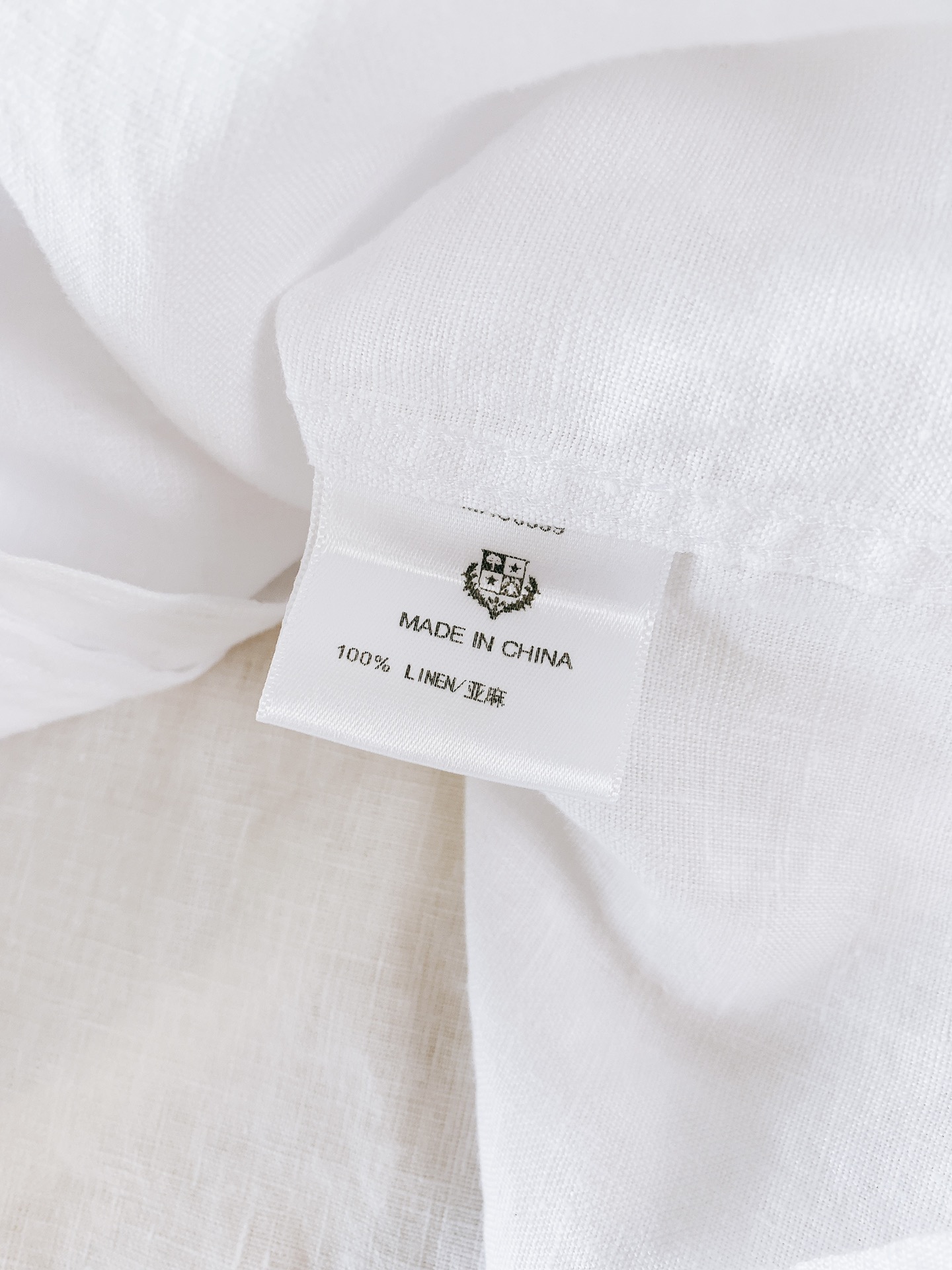 
LoroPiana L.P 休闲亚麻衬衫👔
经典版型衬衫怎么穿都好看，lp。衬衣很讲究品质，经典的款式