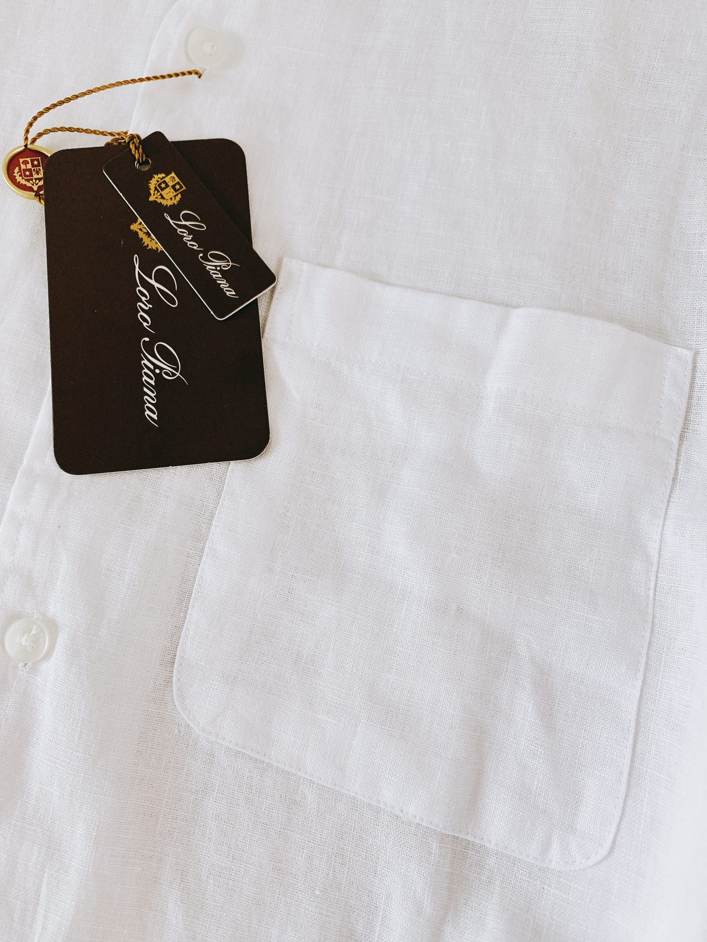 
LoroPiana L.P 休闲亚麻衬衫👔
经典版型衬衫怎么穿都好看，lp。衬衣很讲究品质，经典的款式