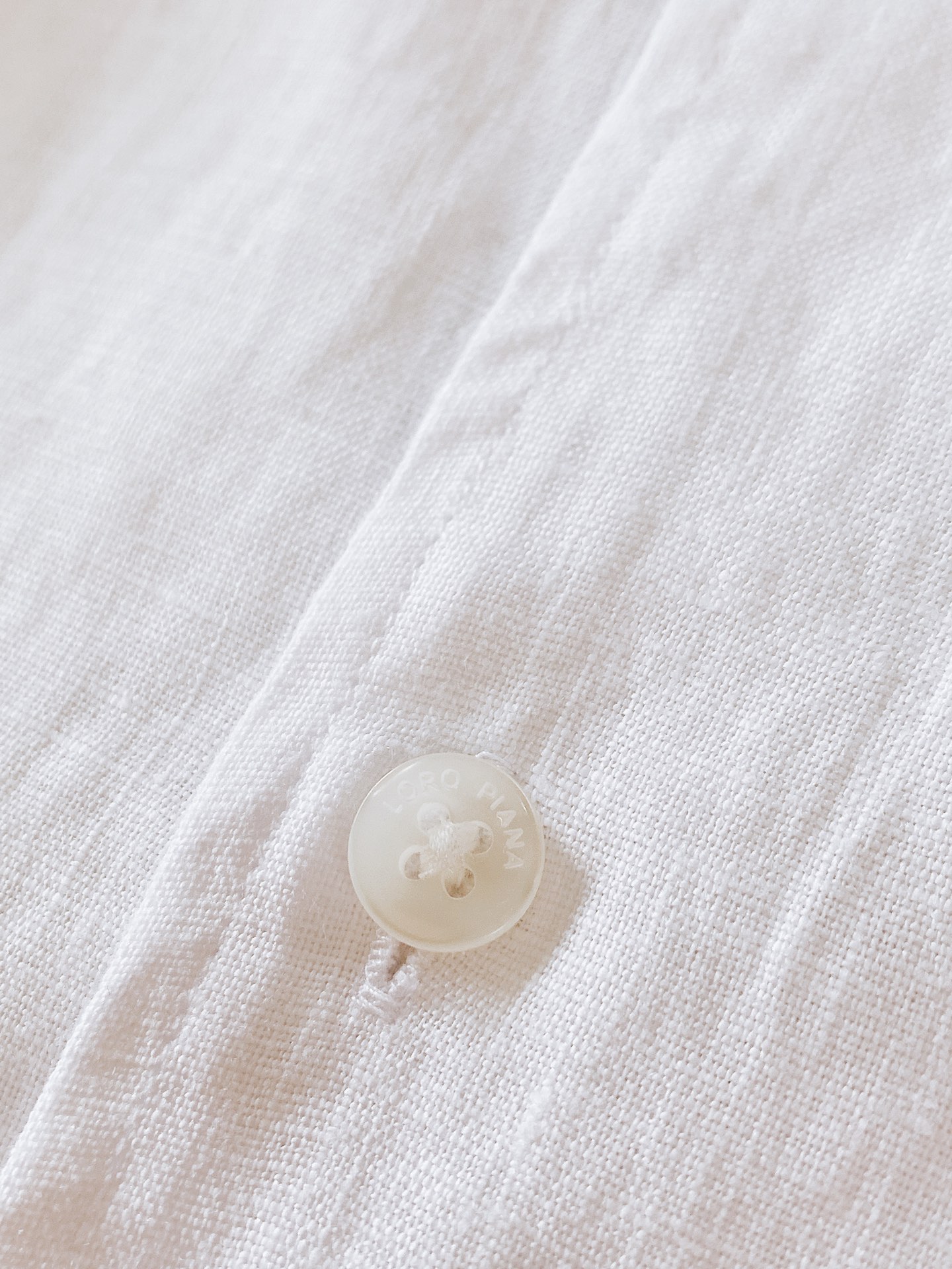 
LoroPiana L.P 休闲亚麻衬衫👔
经典版型衬衫怎么穿都好看，lp。衬衣很讲究品质，经典的款式