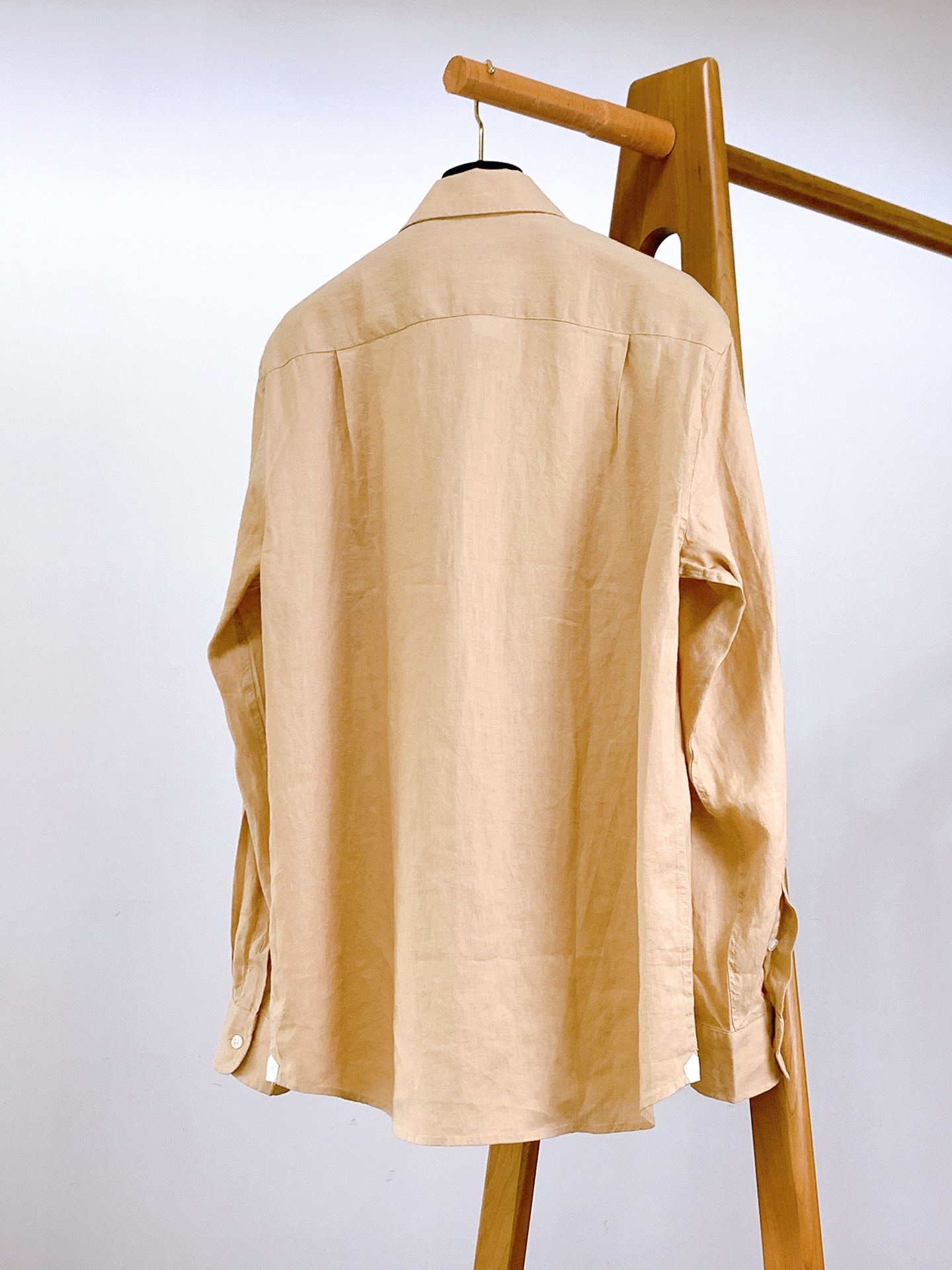 
LoroPiana L.P 休闲亚麻衬衫👔
经典版型衬衫怎么穿都好看，lp。衬衣很讲究品质，经典的款式
