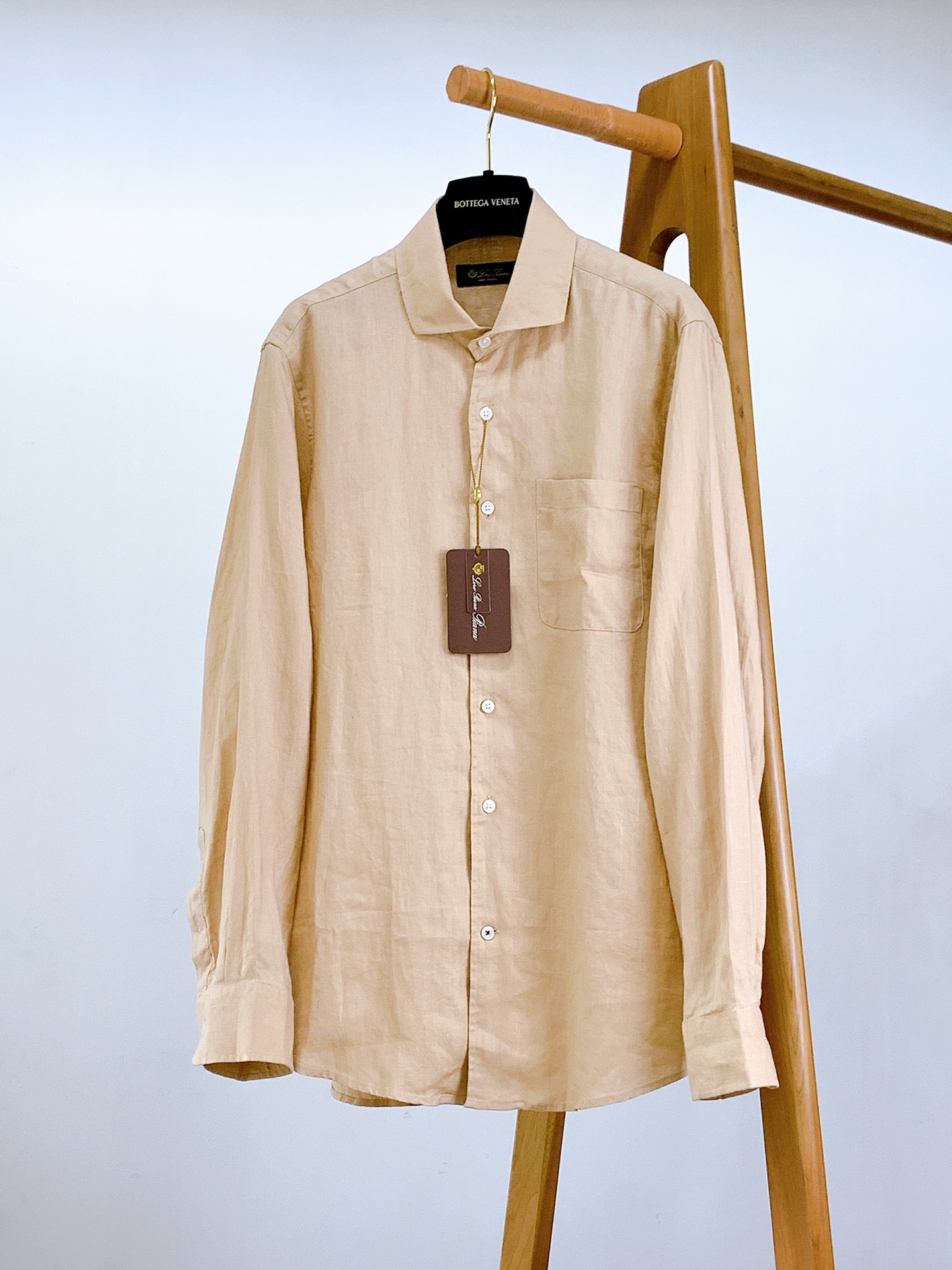 
LoroPiana L.P 休闲亚麻衬衫👔
经典版型衬衫怎么穿都好看，lp。衬衣很讲究品质，经典的款式